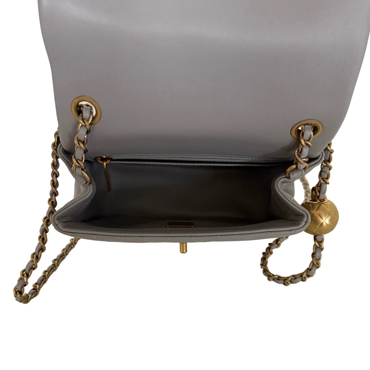 Chanel Kleine Pattentasche Lammleder und goldfarbenes Metall Hellgrau / neuwertig Chanel