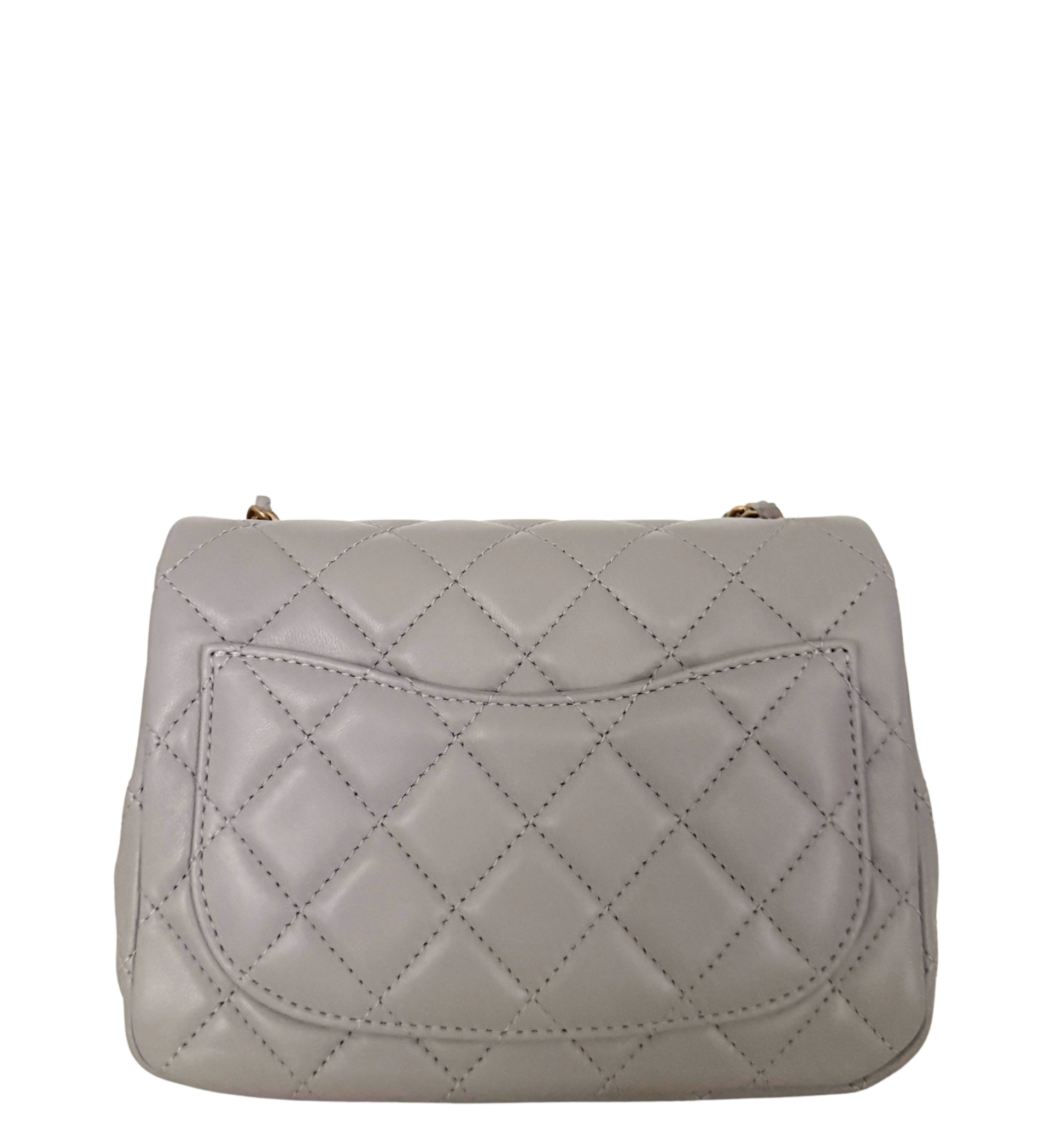 Chanel Kleine Pattentasche Lammleder und goldfarbenes Metall Hellgrau Fullset / neuwertig Chanel