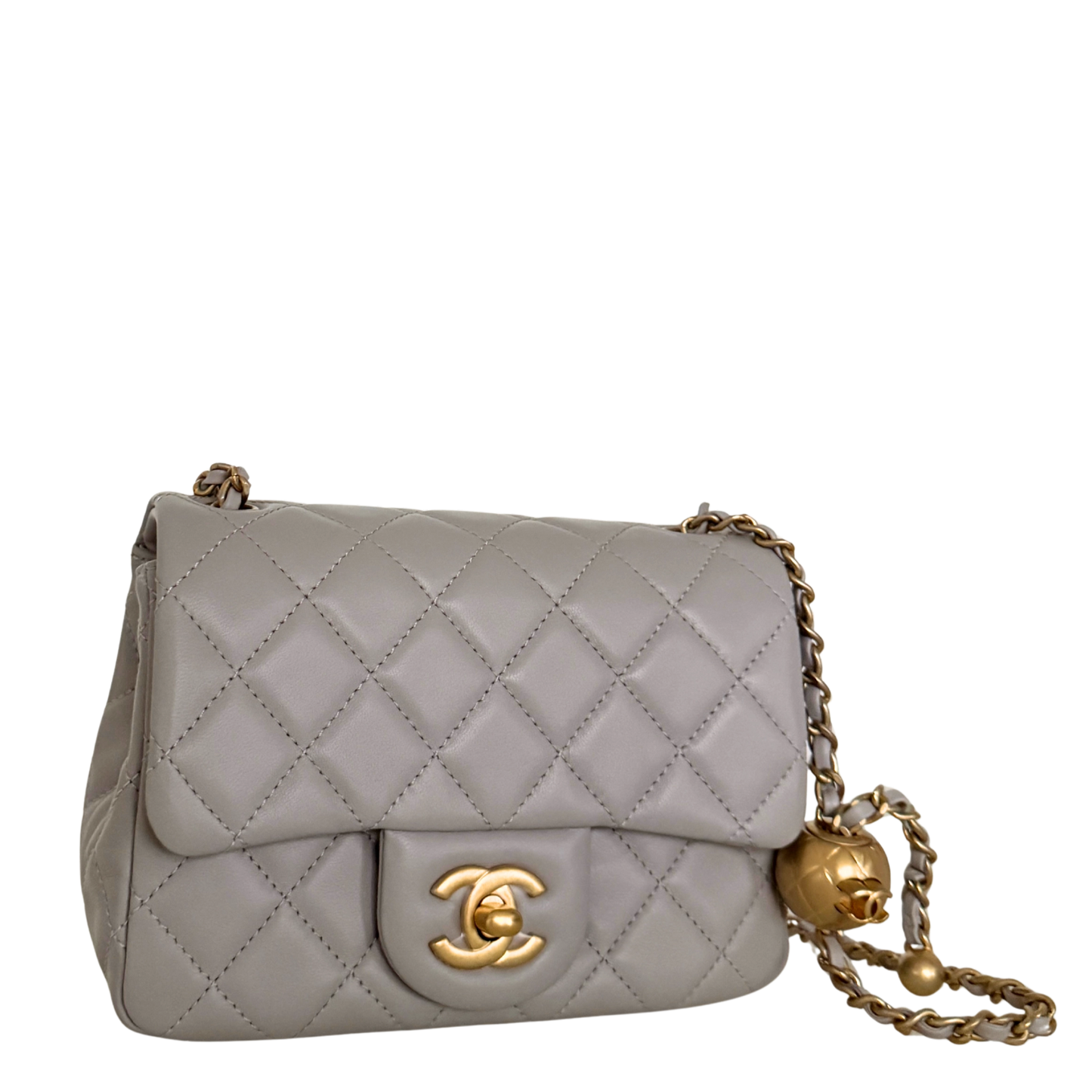 Chanel Kleine Pattentasche Lammleder und goldfarbenes Metall Hellgrau Fullset / neuwertig Chanel