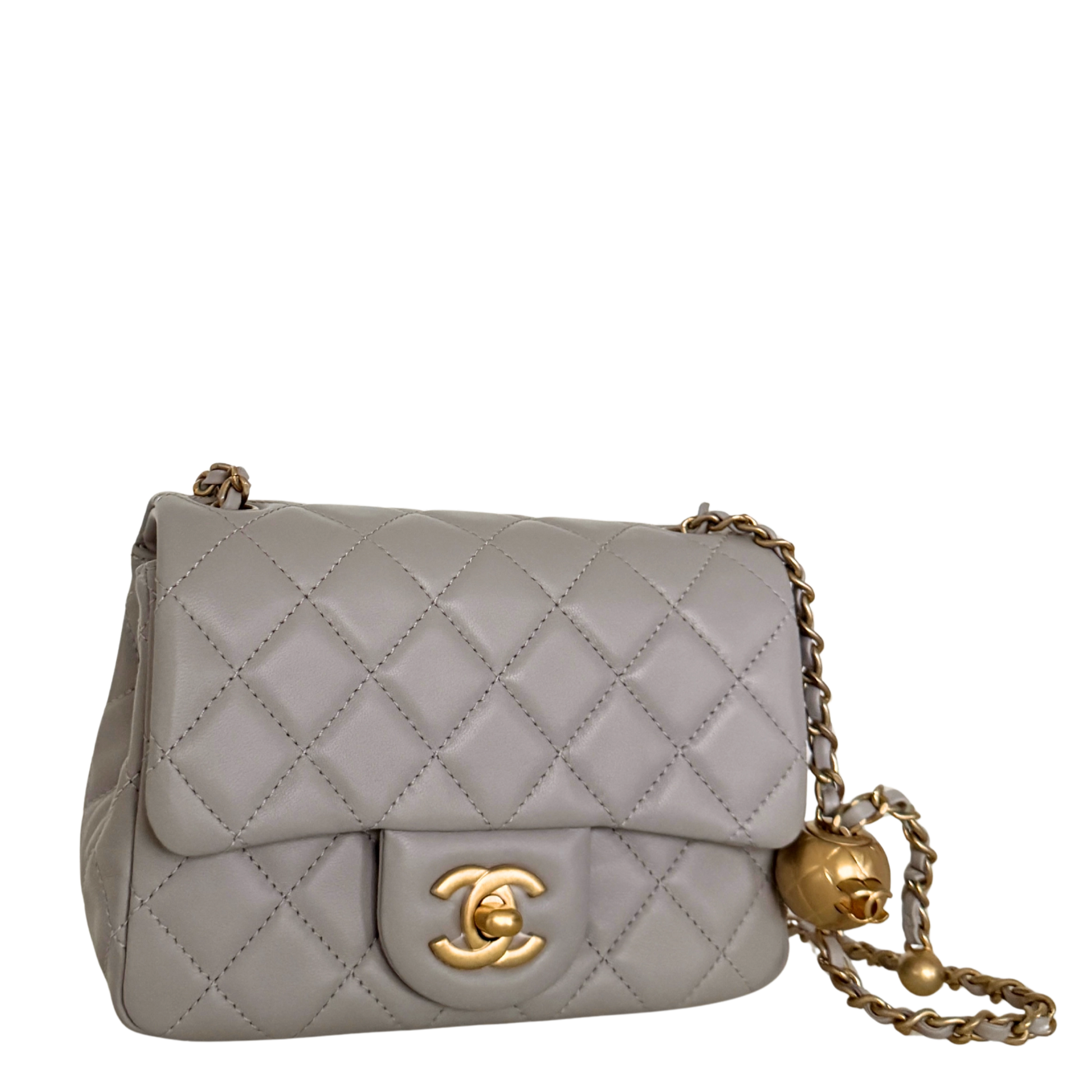 Chanel Kleine Pattentasche Lammleder und goldfarbenes Metall Hellgrau Fullset / neuwertig Chanel