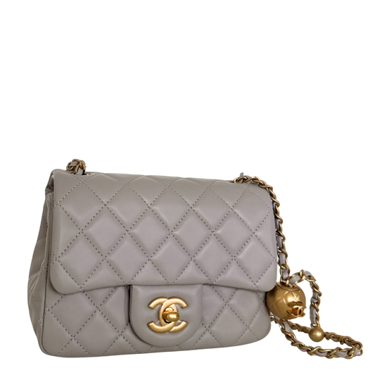 Chanel Kleine Pattentasche Lammleder und goldfarbenes Metall Hellgrau Fullset / neuwertig Chanel