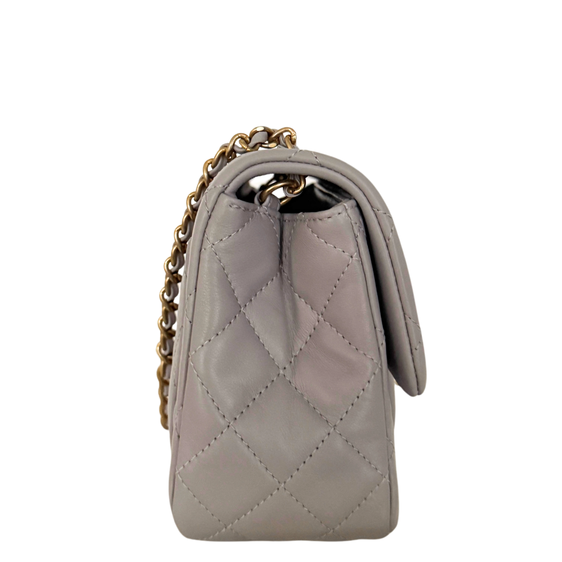 Chanel Kleine Pattentasche Lammleder und goldfarbenes Metall Hellgrau Fullset / neuwertig Chanel