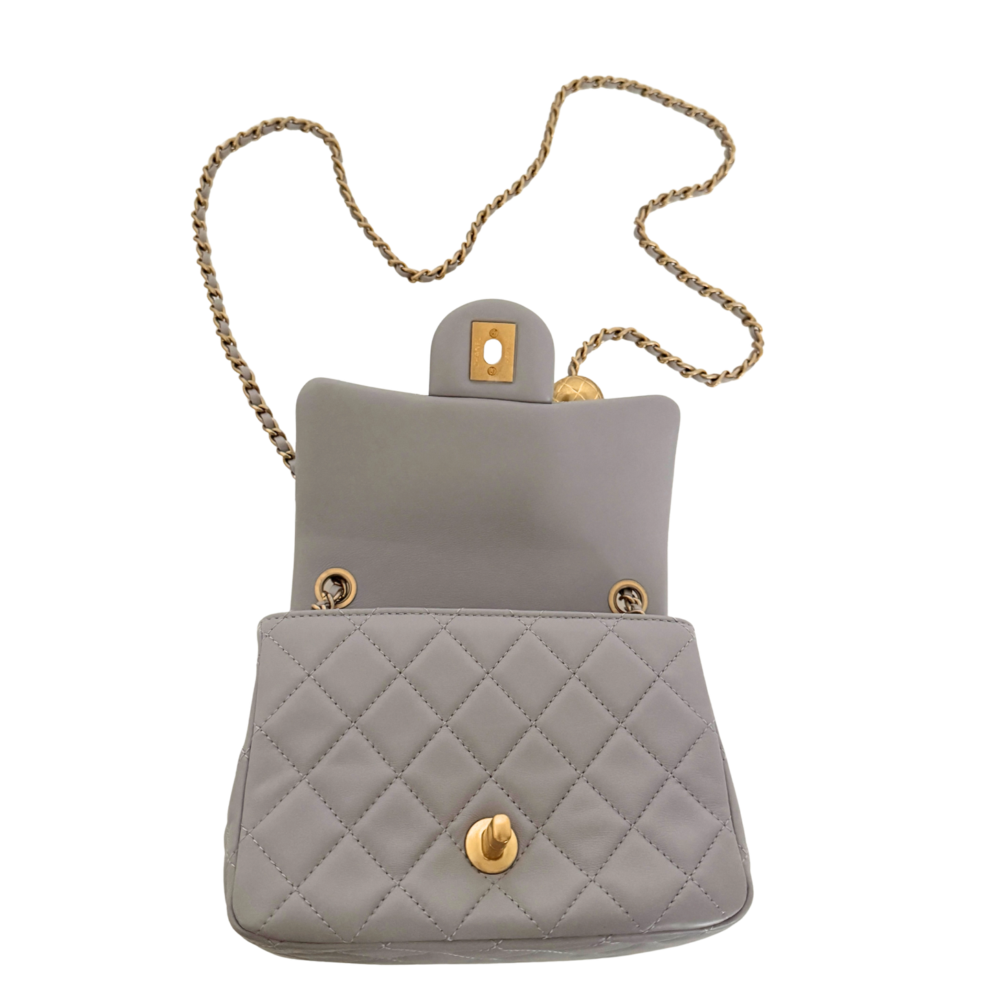 Chanel Kleine Pattentasche Lammleder und goldfarbenes Metall Hellgrau Fullset / neuwertig Chanel