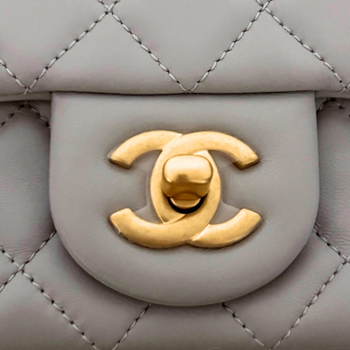 Chanel Kleine Pattentasche Lammleder und goldfarbenes Metall Hellgrau Fullset / neuwertig Chanel