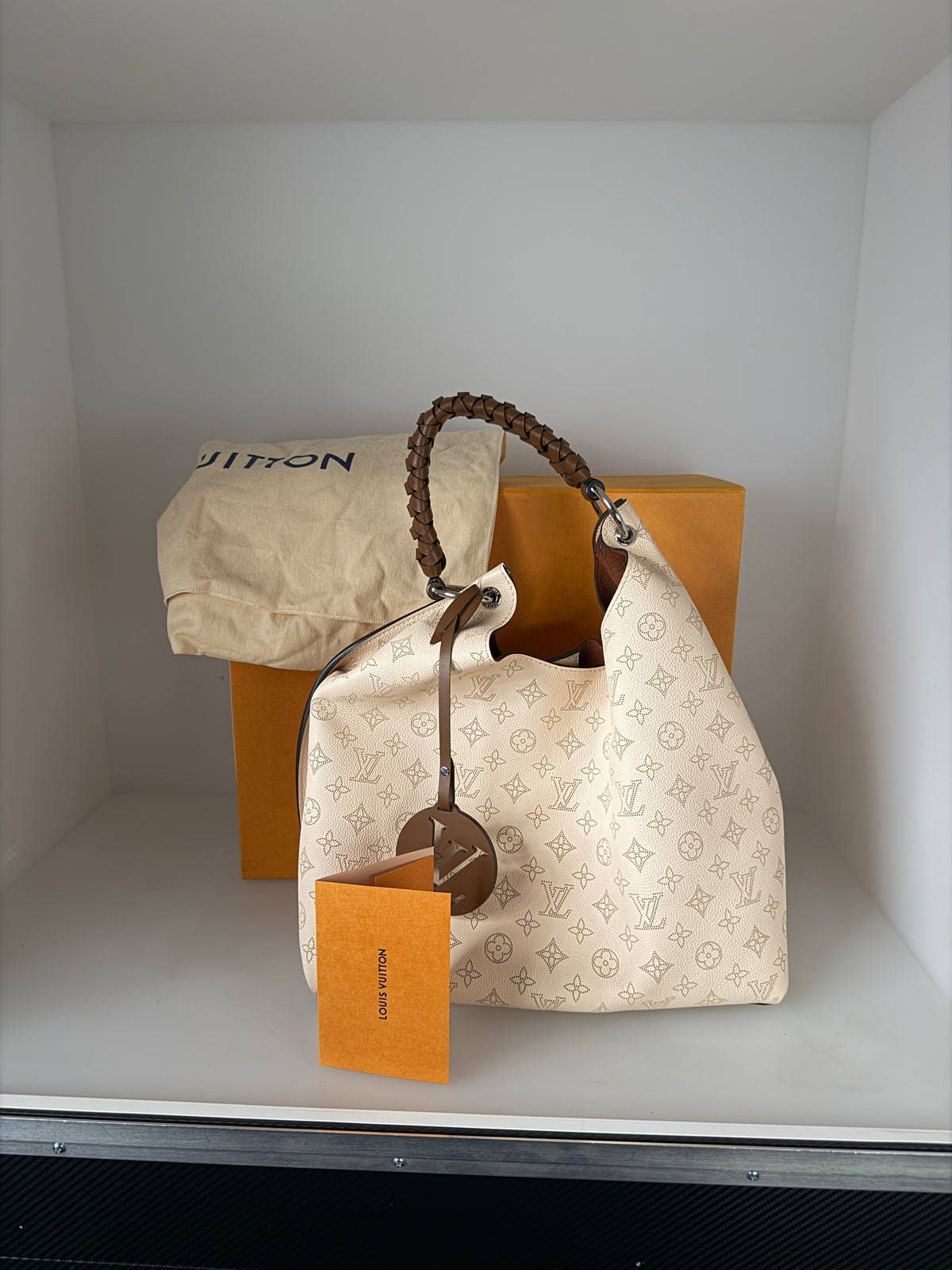 Louis Vuitton Carmel Hobo Mahina Leder Crème Beige Silber – Ansicht 15