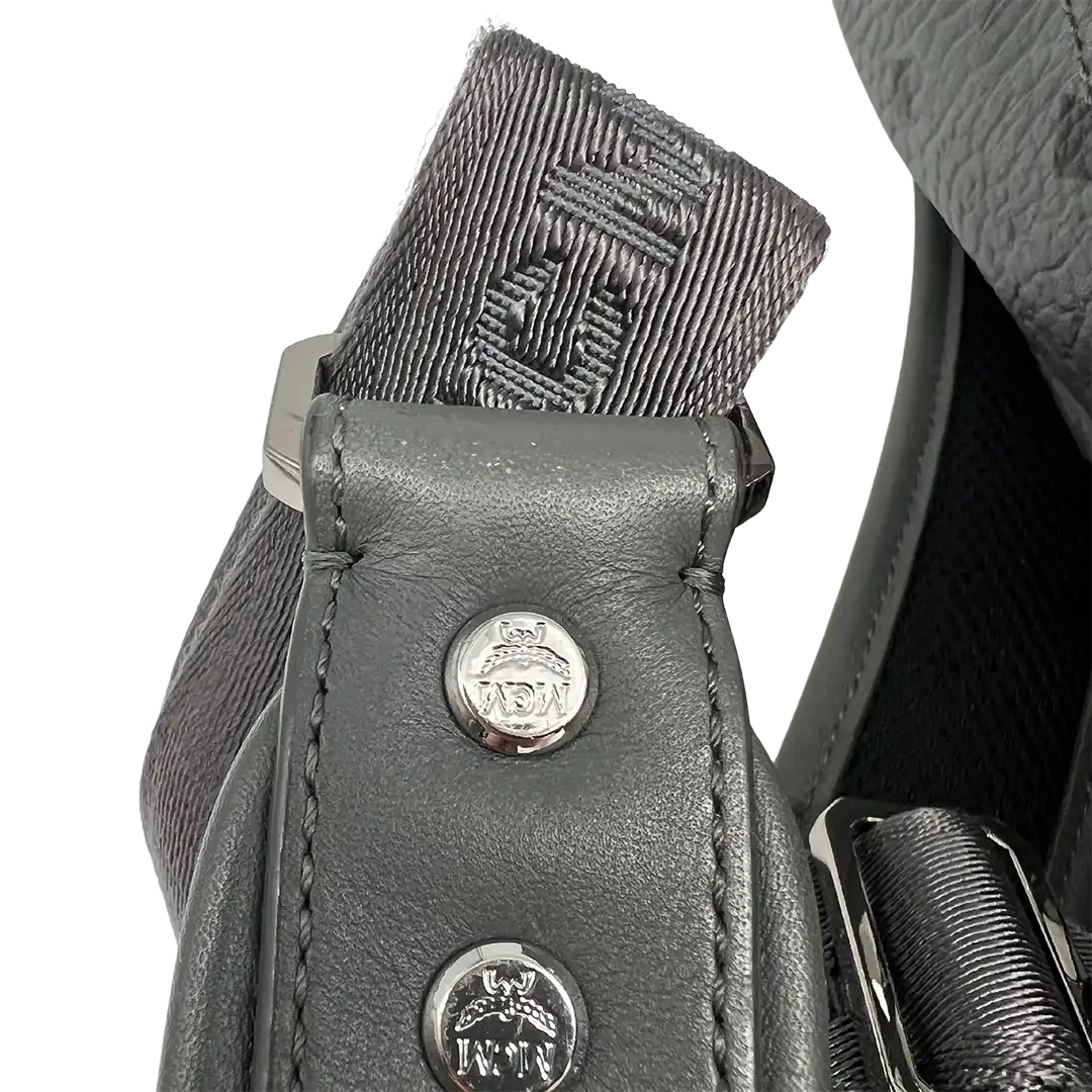 MCM Stark Rucksack Visetos Side Studs Small Phantom Grey / sehr gut MCM