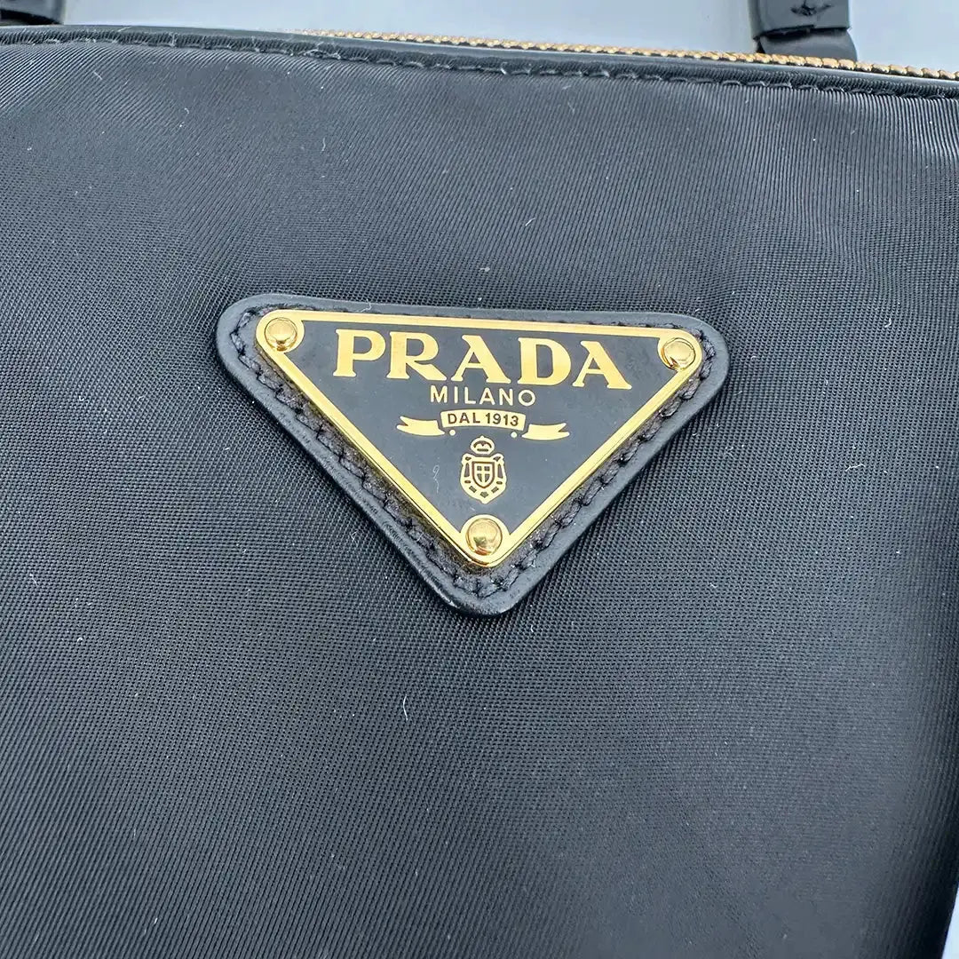 Prada mittelgroße Henkeltasche aus Re-Nylon und Leder / ungetragen Prada