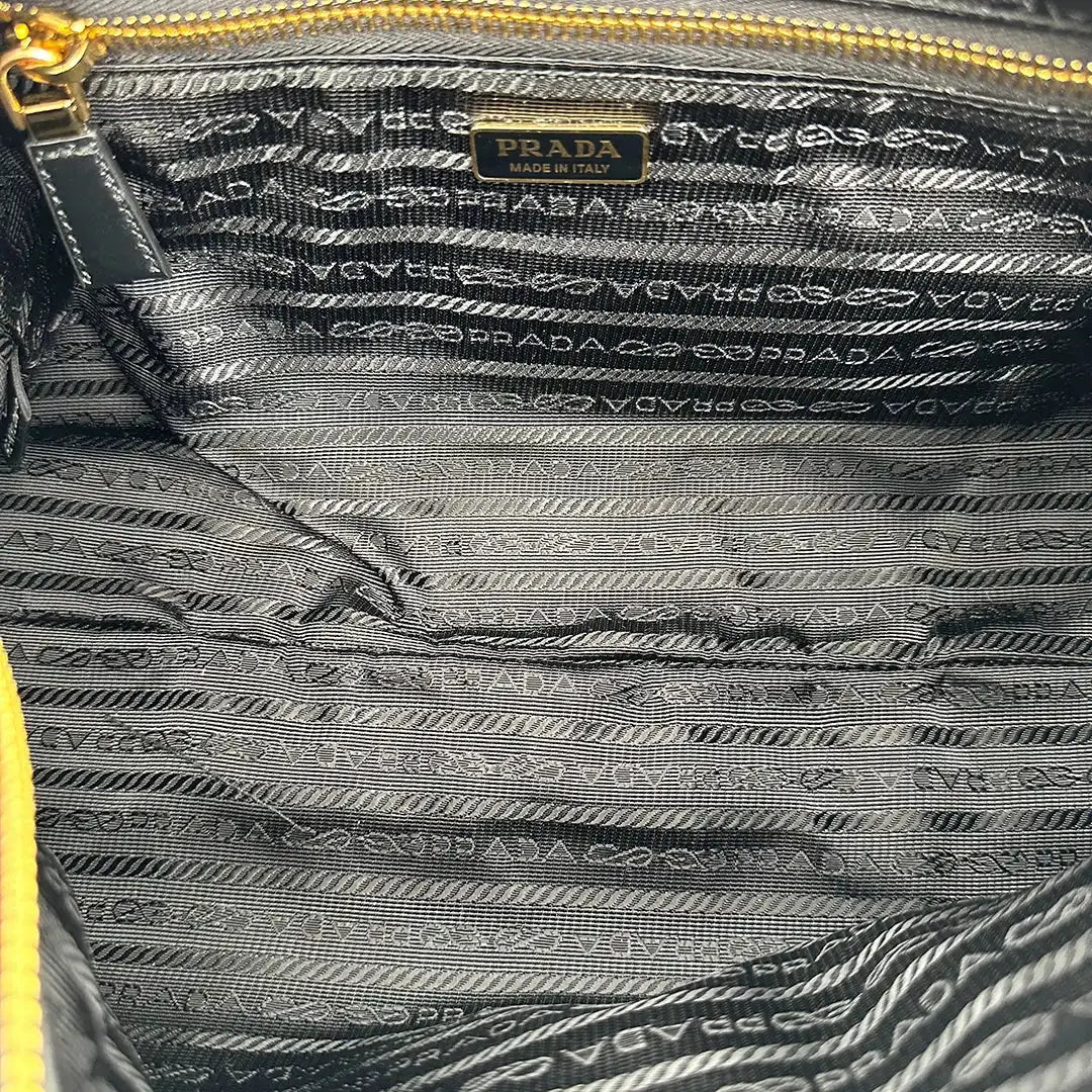 Prada mittelgroße Henkeltasche aus Re-Nylon und Leder / ungetragen Prada