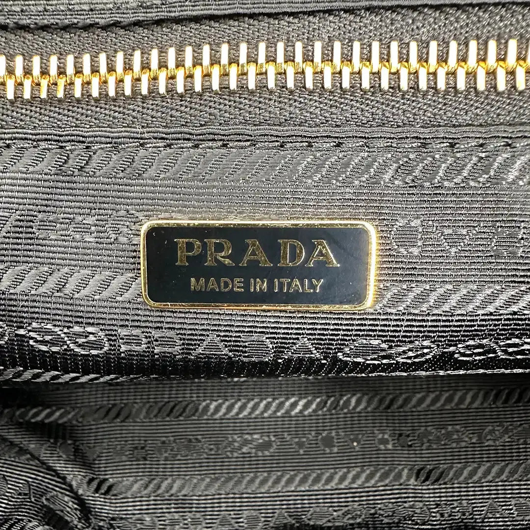 Prada mittelgroße Henkeltasche aus Re-Nylon und Leder / ungetragen Prada
