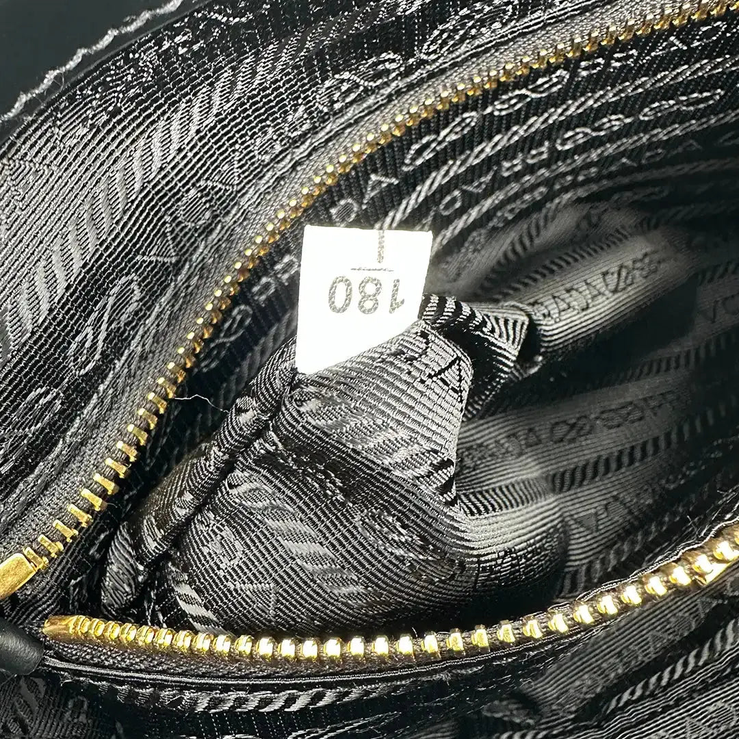 Prada mittelgroße Henkeltasche aus Re-Nylon und Leder / ungetragen Prada