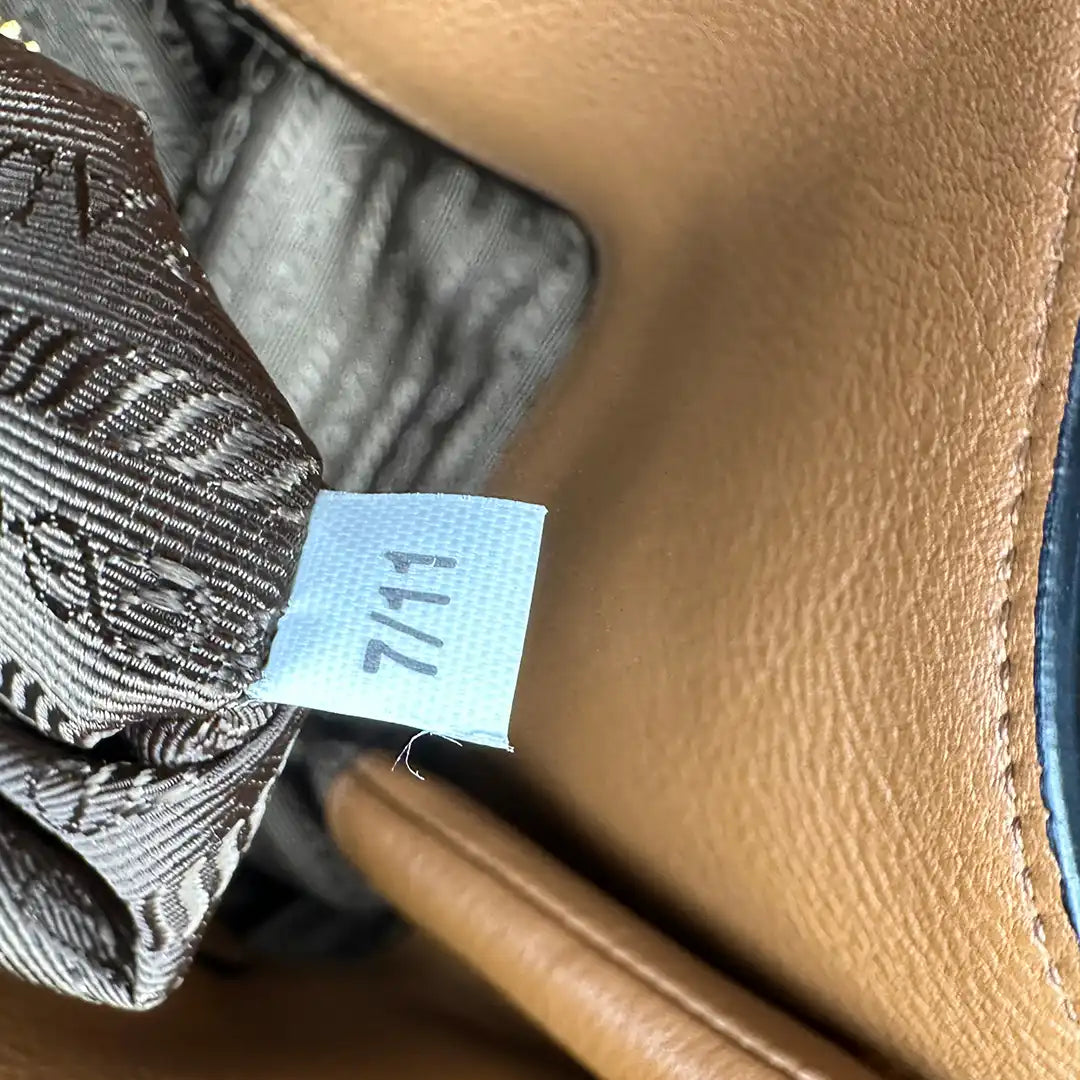 Prada Hobo Schultertasche 1BC051 Leder braun / neuwertig Prada