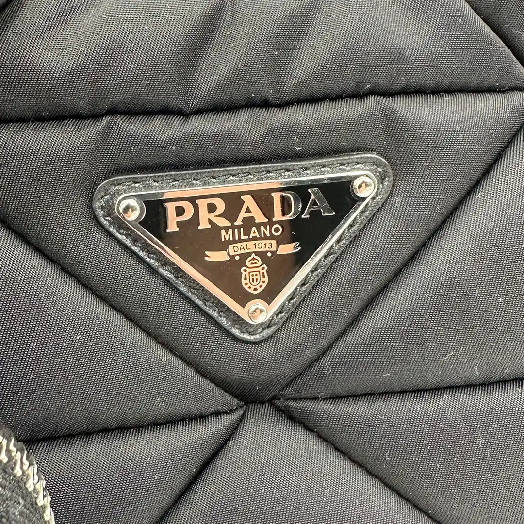 Prada Hobo Tasche Re-Nylon Padded Schultertasche schwarz / neuwertig Prada