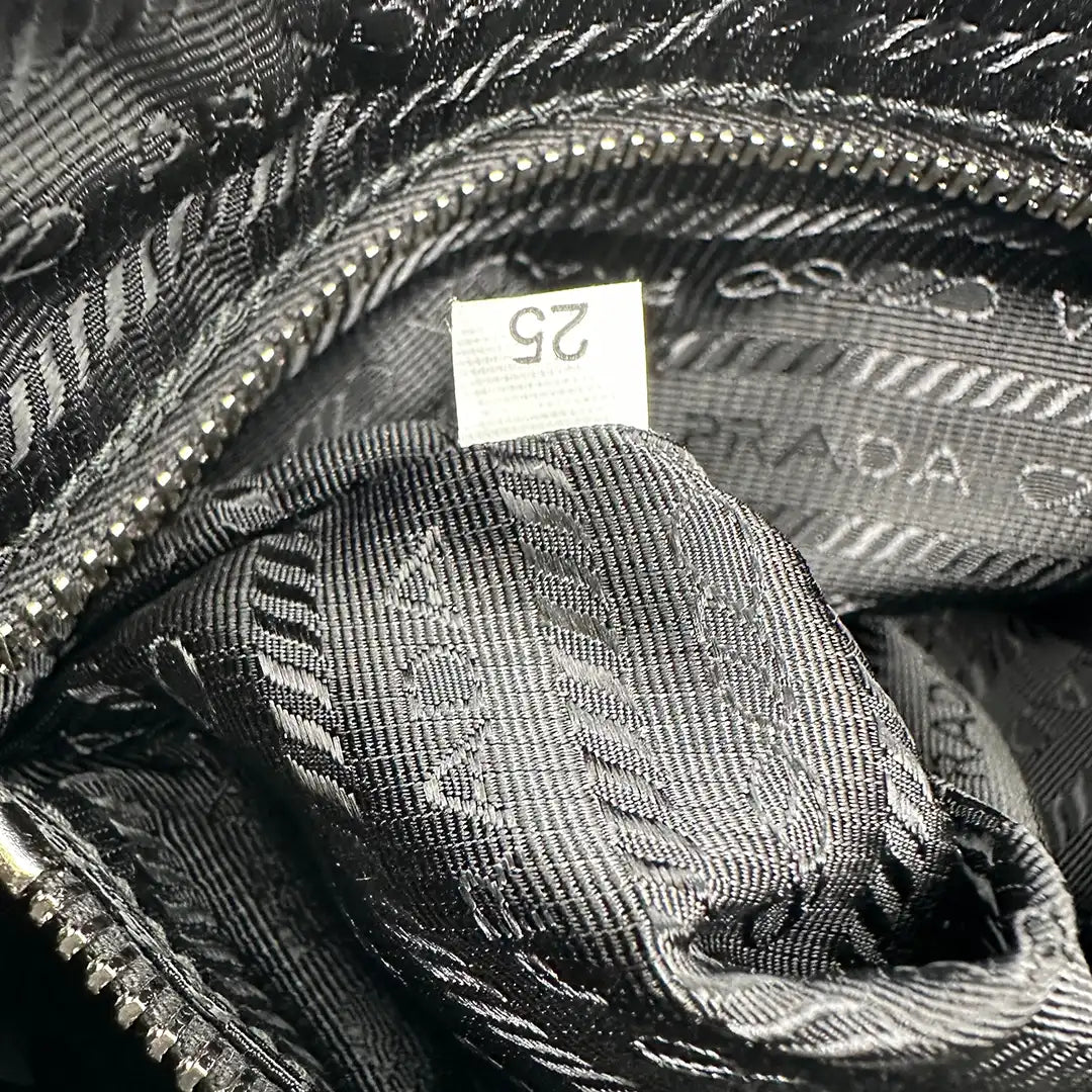 Prada Hobo Tasche Re-Nylon Padded Schultertasche schwarz / neuwertig Prada