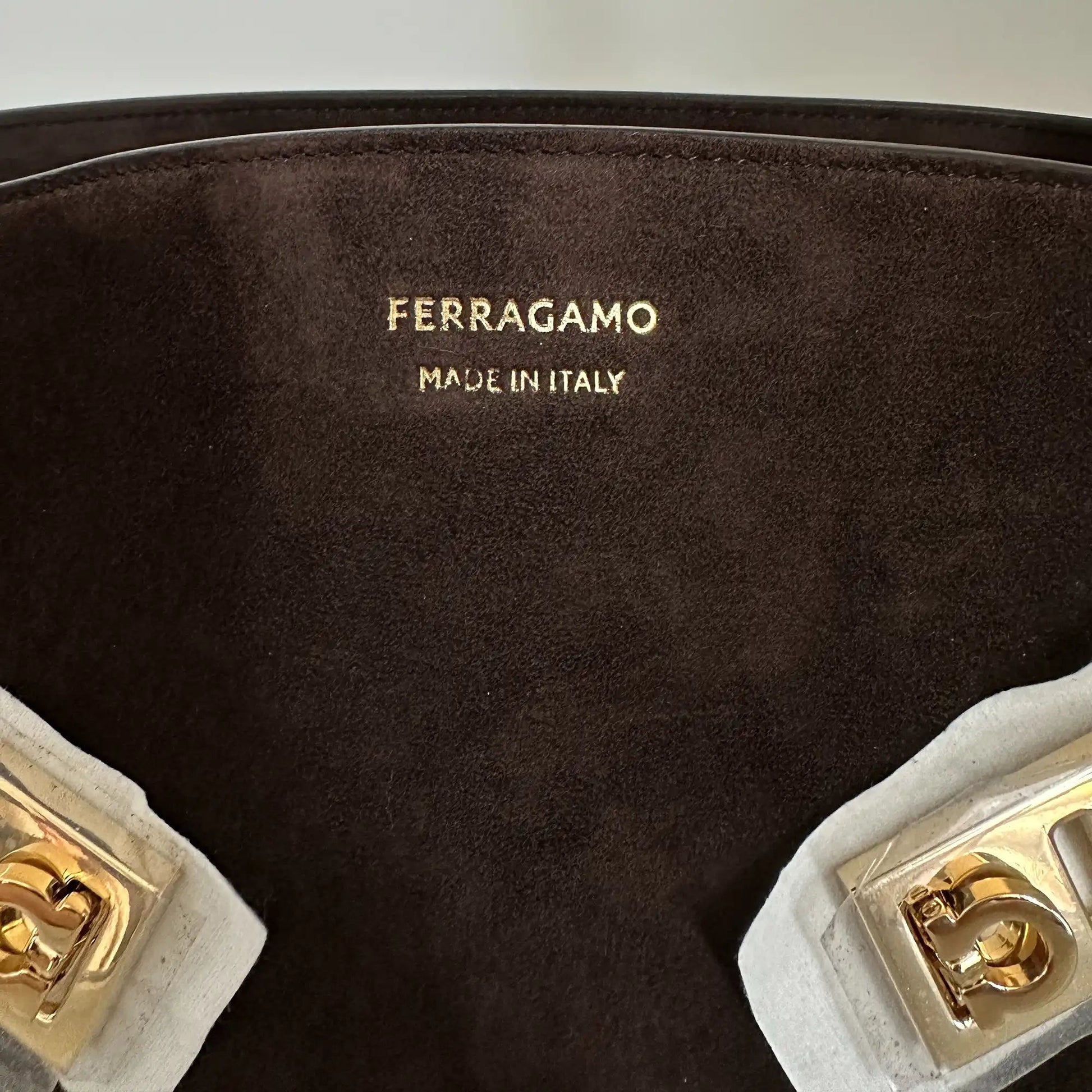 Ferragamo Hug mittelgroße Tote aus Veloursleder braun / ungetragen Salvatore Ferragamo