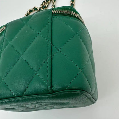 Chanel Vanity Case Top Handle Mini Lammleder grün Fullset / sehr gut Chanel