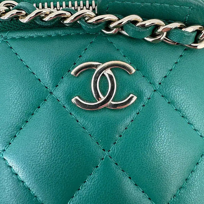 Chanel Vanity Case Top Handle Mini Lammleder grün Fullset / sehr gut Chanel
