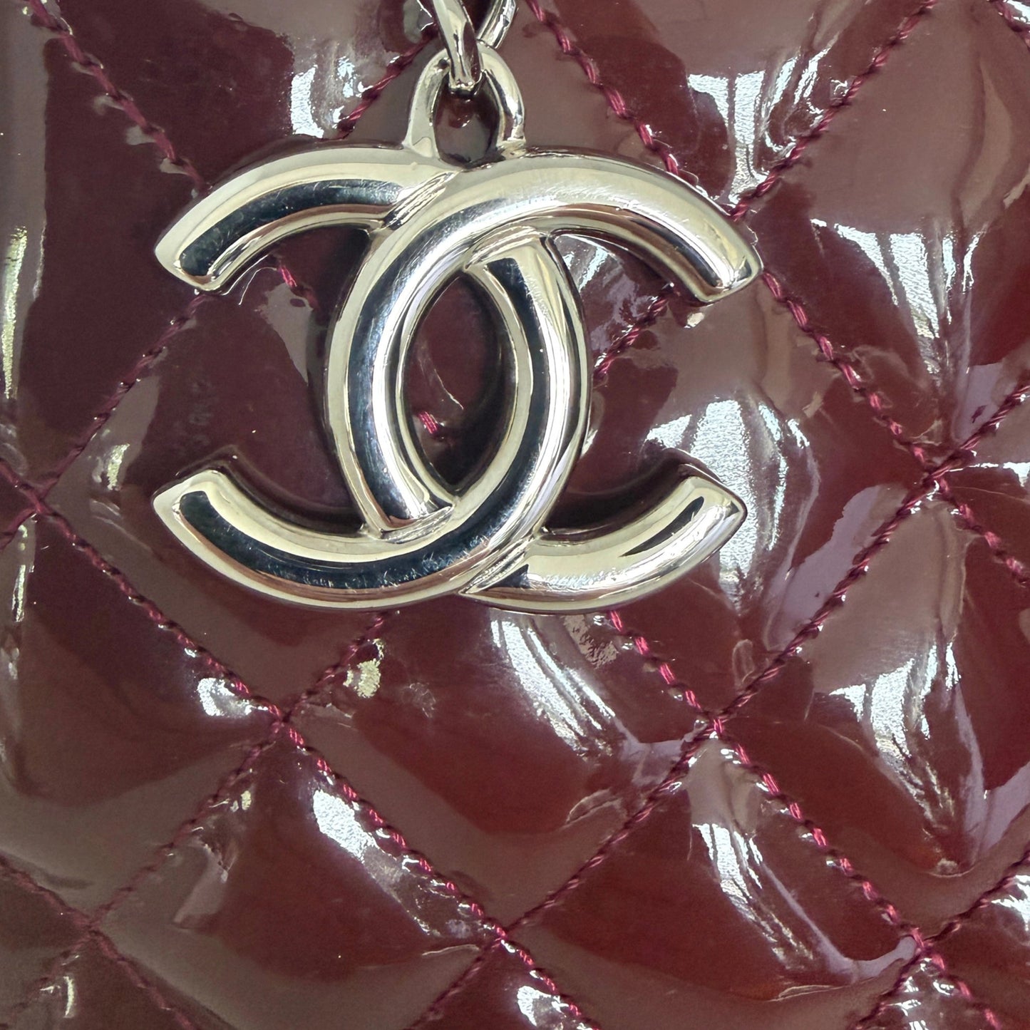 Chanel Mademoiselle Medium Schultertasche Lackleder Bordeaux / sehr gut Chanel