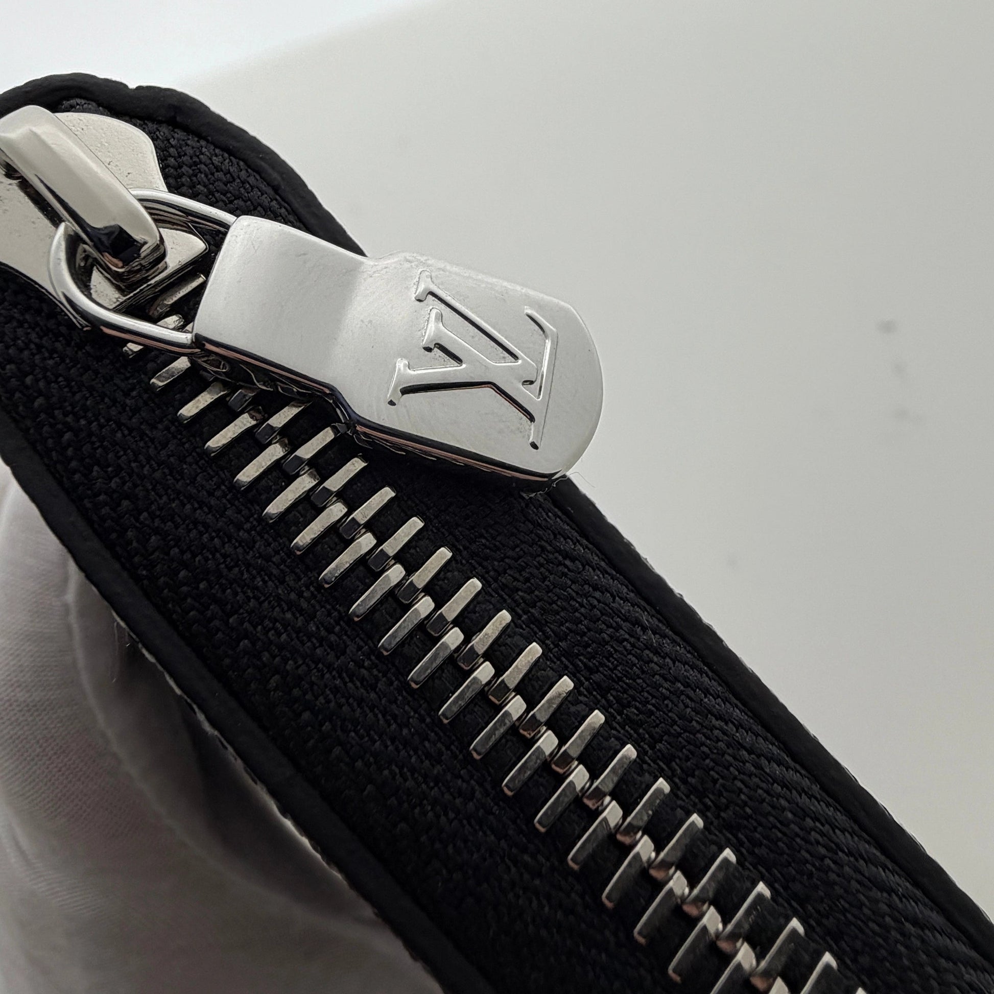 Louis Vuitton Zippy Wallet Vertical Taiga Leder schwarz Fullset / neuwertig Louis Vuitton