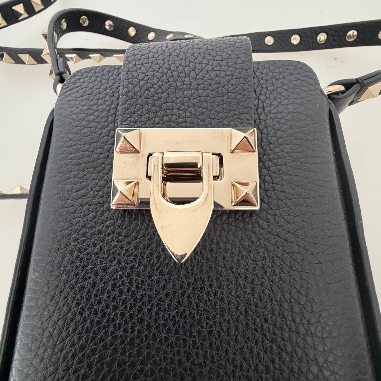 Valentino Garavani Rockstud Phone Case Leder schwarz / sehr gut Valentino