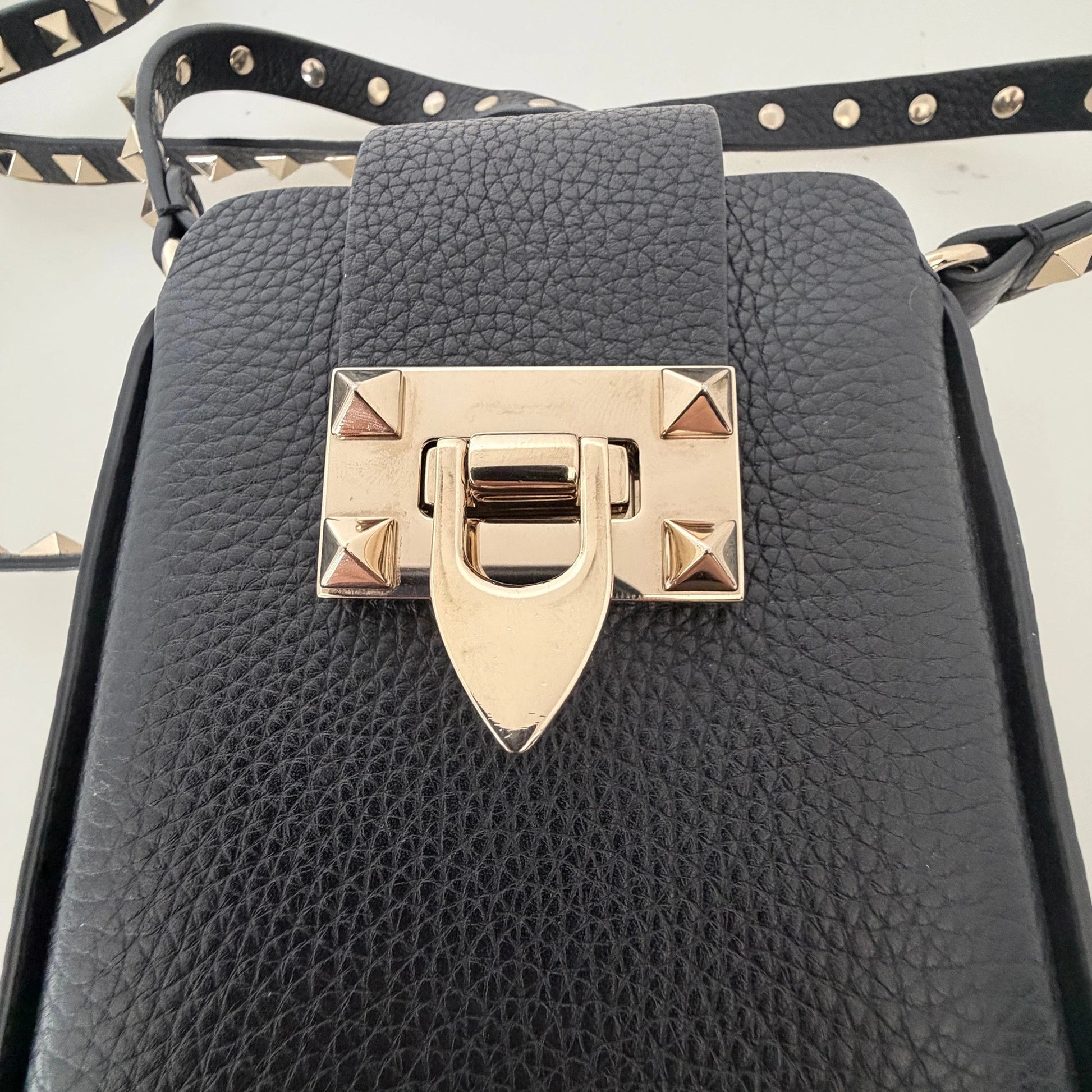 Valentino Garavani Rockstud Phone Case Leder schwarz / sehr gut Valentino