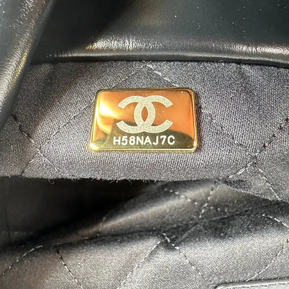 Chanel 22 kleine Hobobag schwarz weiß gestreift 2024 / neuwertig Chanel