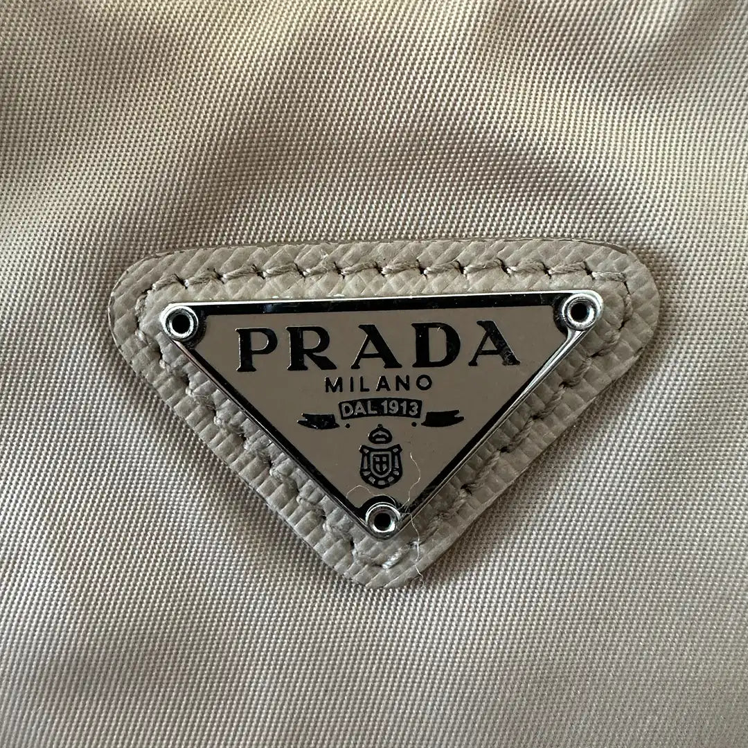 Prada Re-Edition 2000 Mini Bag aus Re-Nylon beige / neuwertig Prada