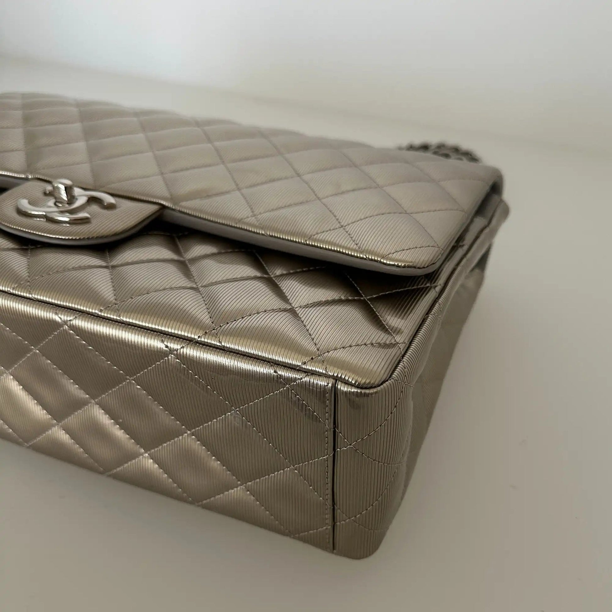 Chanel Timeless Maxi Double Flap Bag Champagner geprägtes Leder mit Iridescent-Finish selten / neuwertig Chanel