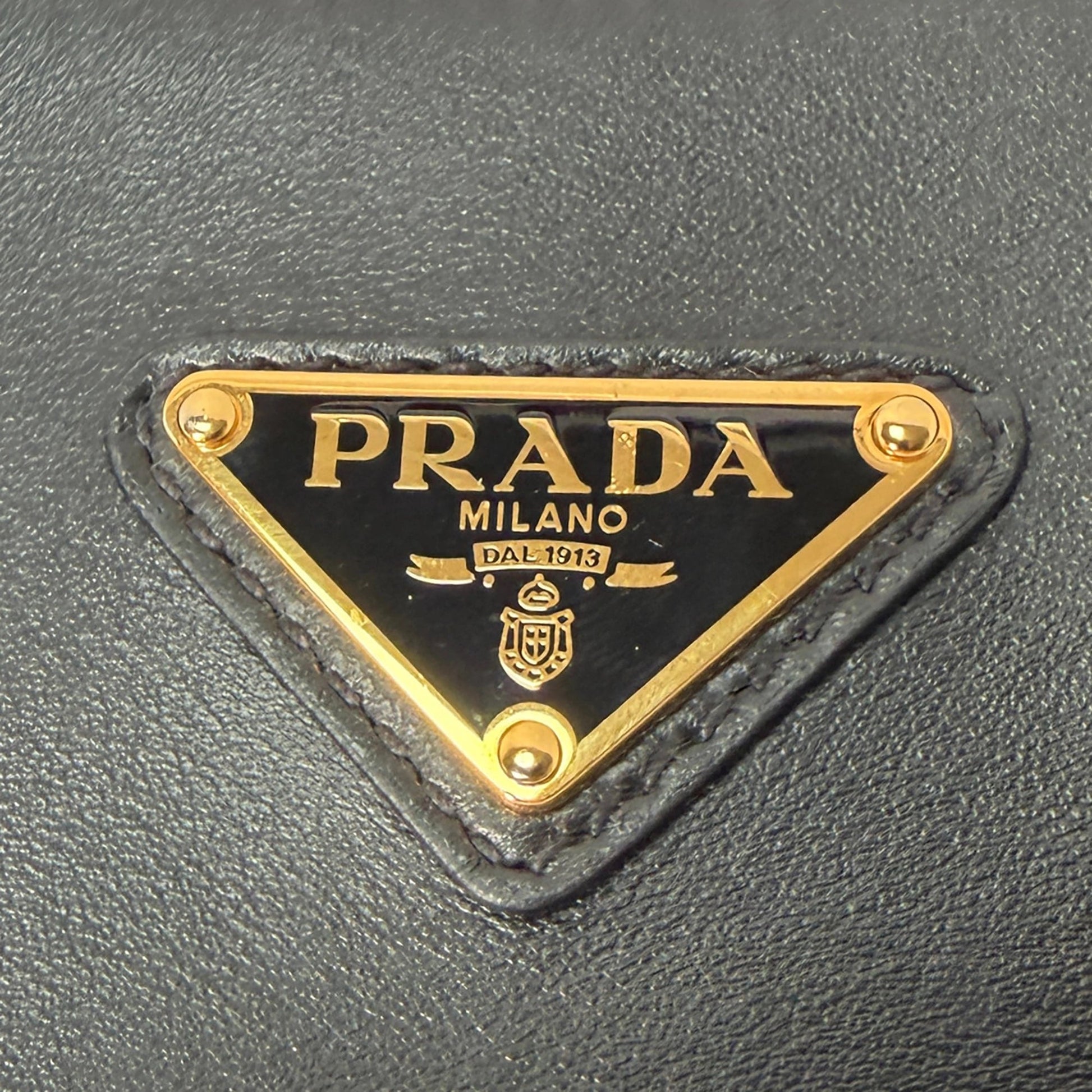 Prada kleine Arqué Schultertasche Leder schwarz Fullset / sehr gut Prada