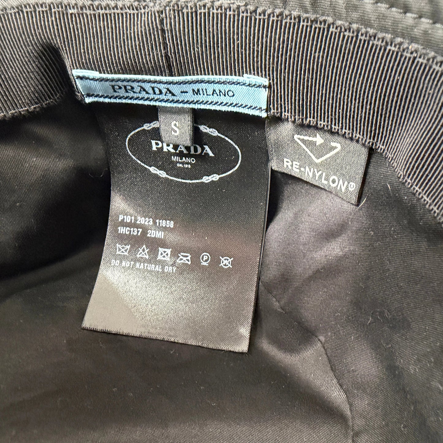 Prada Fischerhut Re-Nylon schwarz Größe S / neuwertig Echtheitscheck