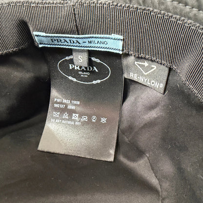 Prada Fischerhut Re-Nylon schwarz Größe S / neuwertig Echtheitscheck