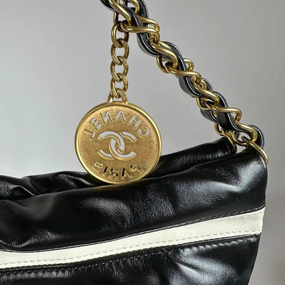 Chanel 22 kleine Hobobag schwarz weiß gestreift 2024 / neuwertig Chanel
