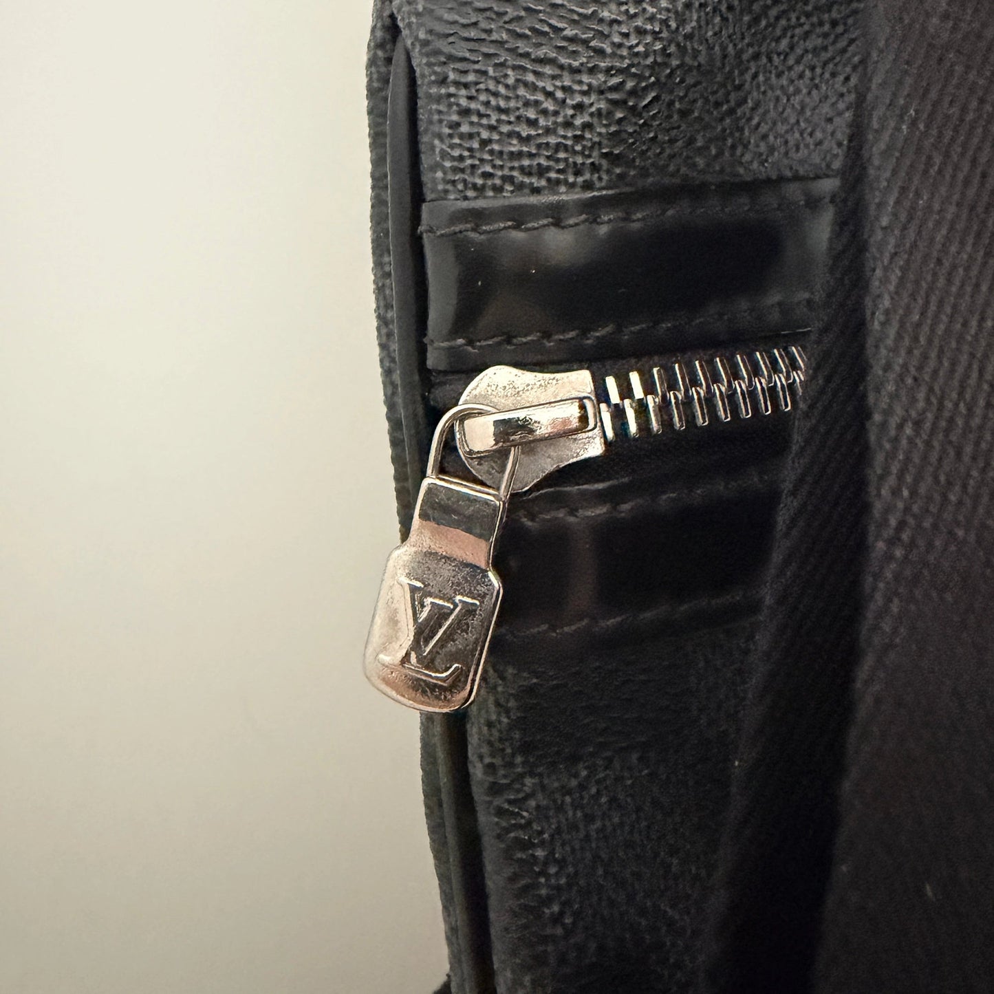 Louis Vuitton Thomas Damier Graphite Canvas Messenger Bag / gut Louis Vuitton