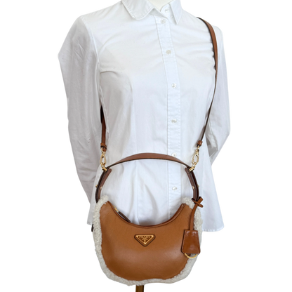 Prada kleine Arqué Schultertasche aus Lammfell Cognac / neuwertig