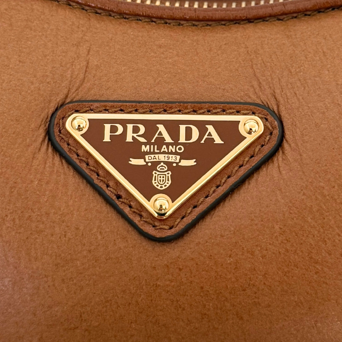 Prada kleine Arqué Schultertasche aus Lammfell Cognac / neuwertig