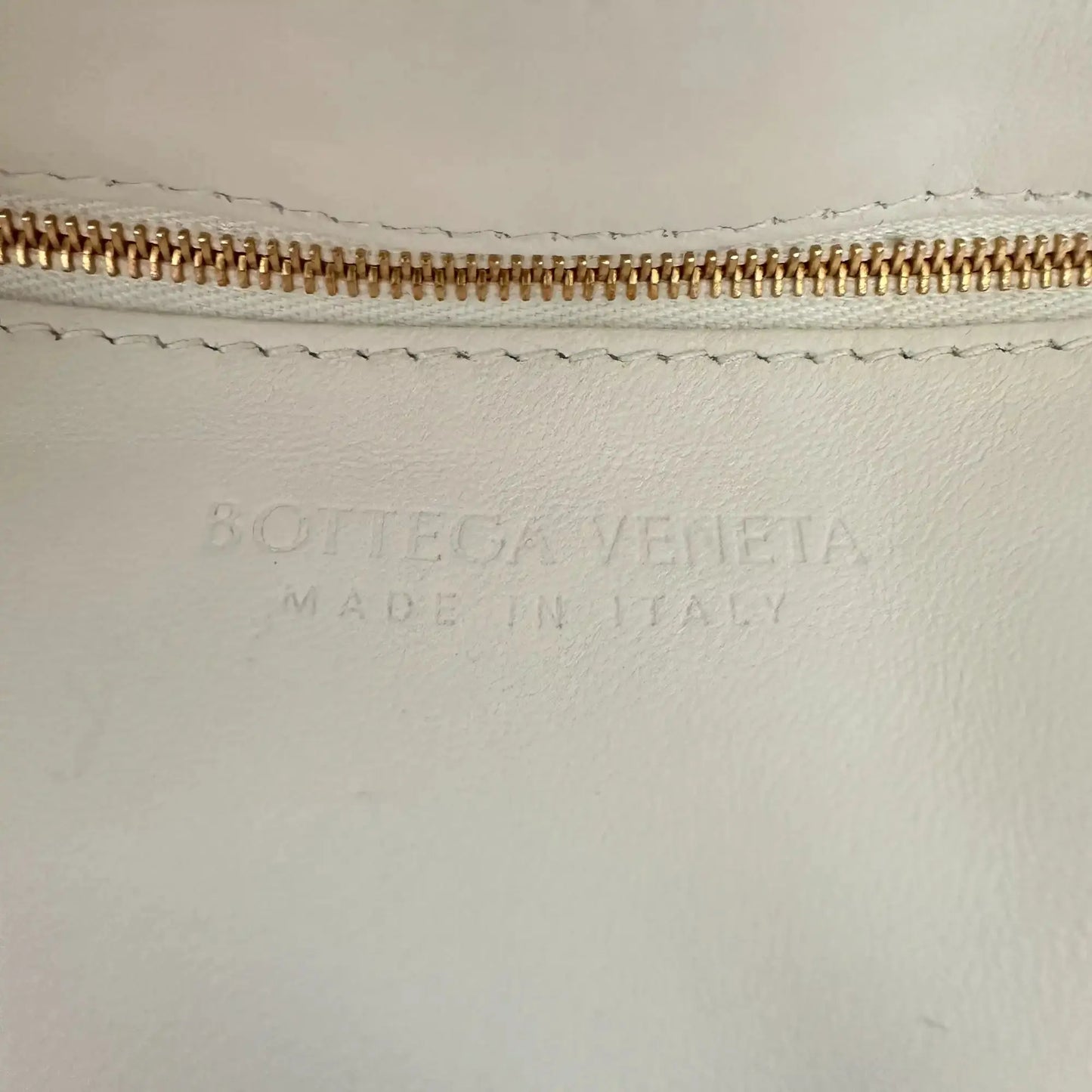 Bottega Veneta Padded Chain Cassette Crossbody Bag Off-White / sehr gut Bottega Veneta