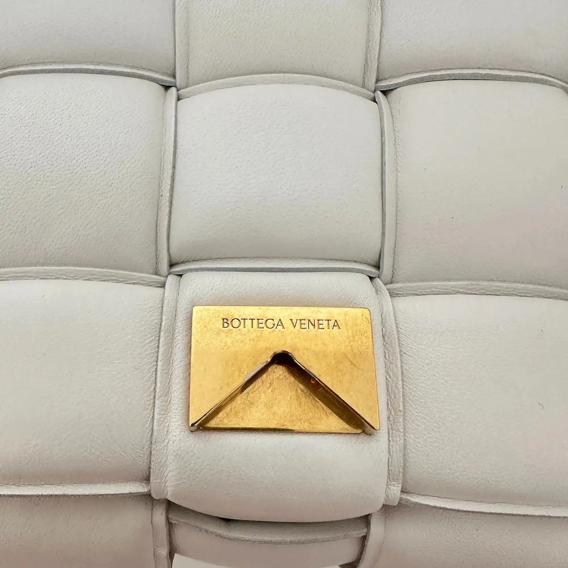 Bottega Veneta Padded Chain Cassette Crossbody Bag Off-White / sehr gut Bottega Veneta