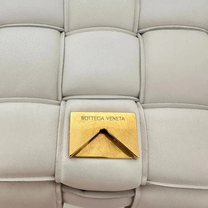 Bottega Veneta Padded Chain Cassette Crossbody Bag Off-White / sehr gut Bottega Veneta