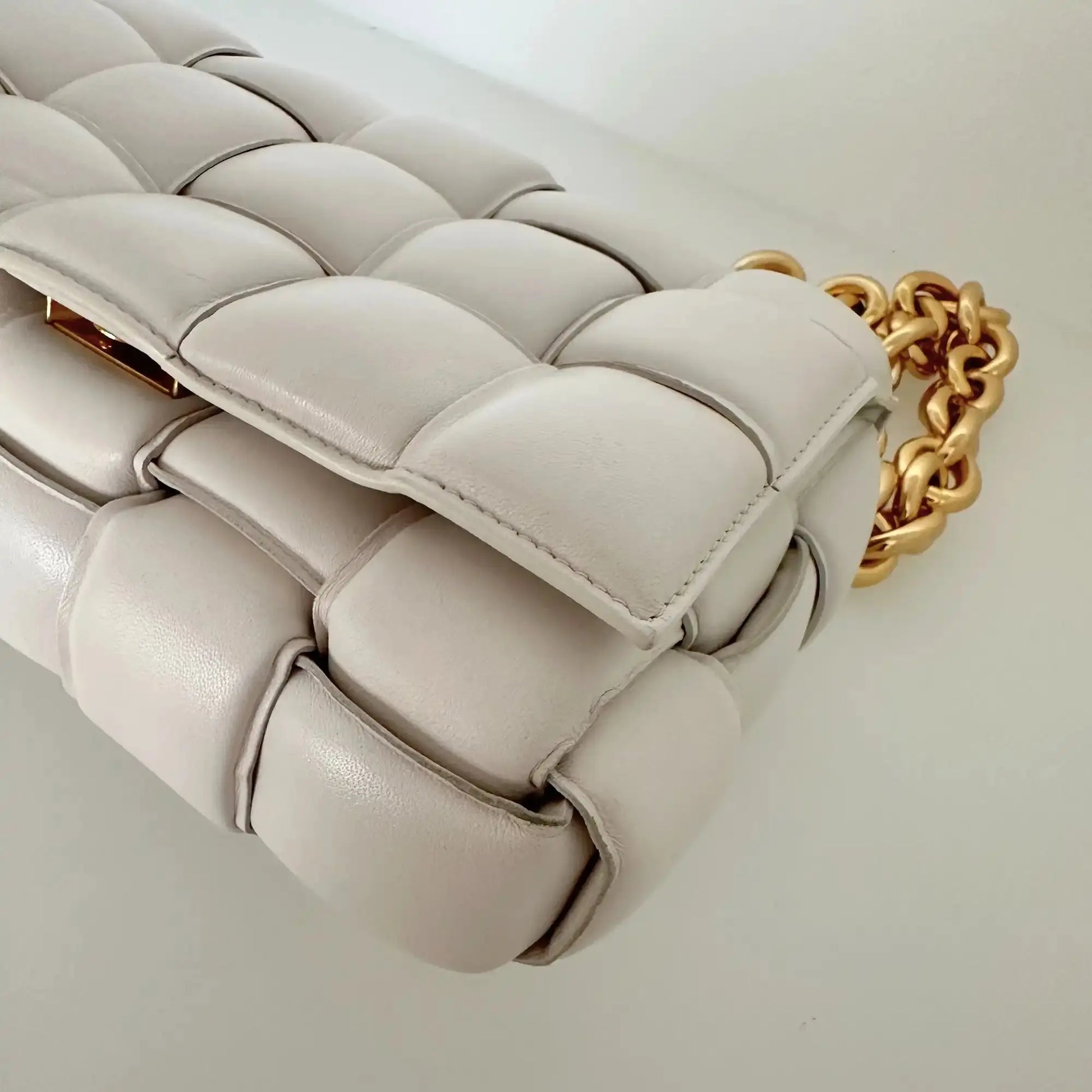 Bottega Veneta Padded Chain Cassette Crossbody Bag Off-White / sehr gut Bottega Veneta