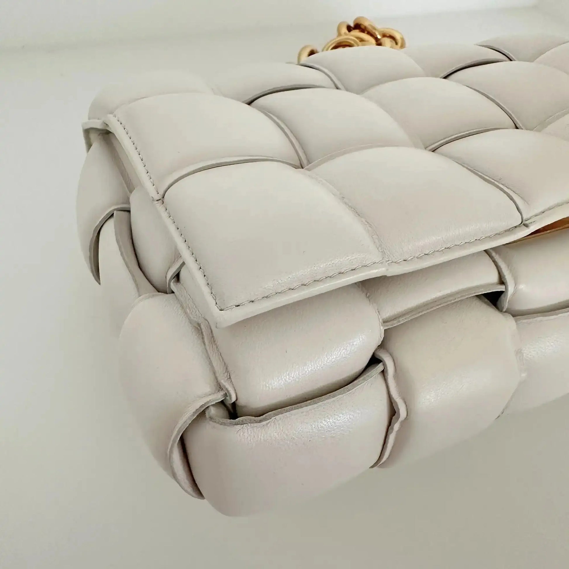 Bottega Veneta Padded Chain Cassette Crossbody Bag Off-White / sehr gut Bottega Veneta