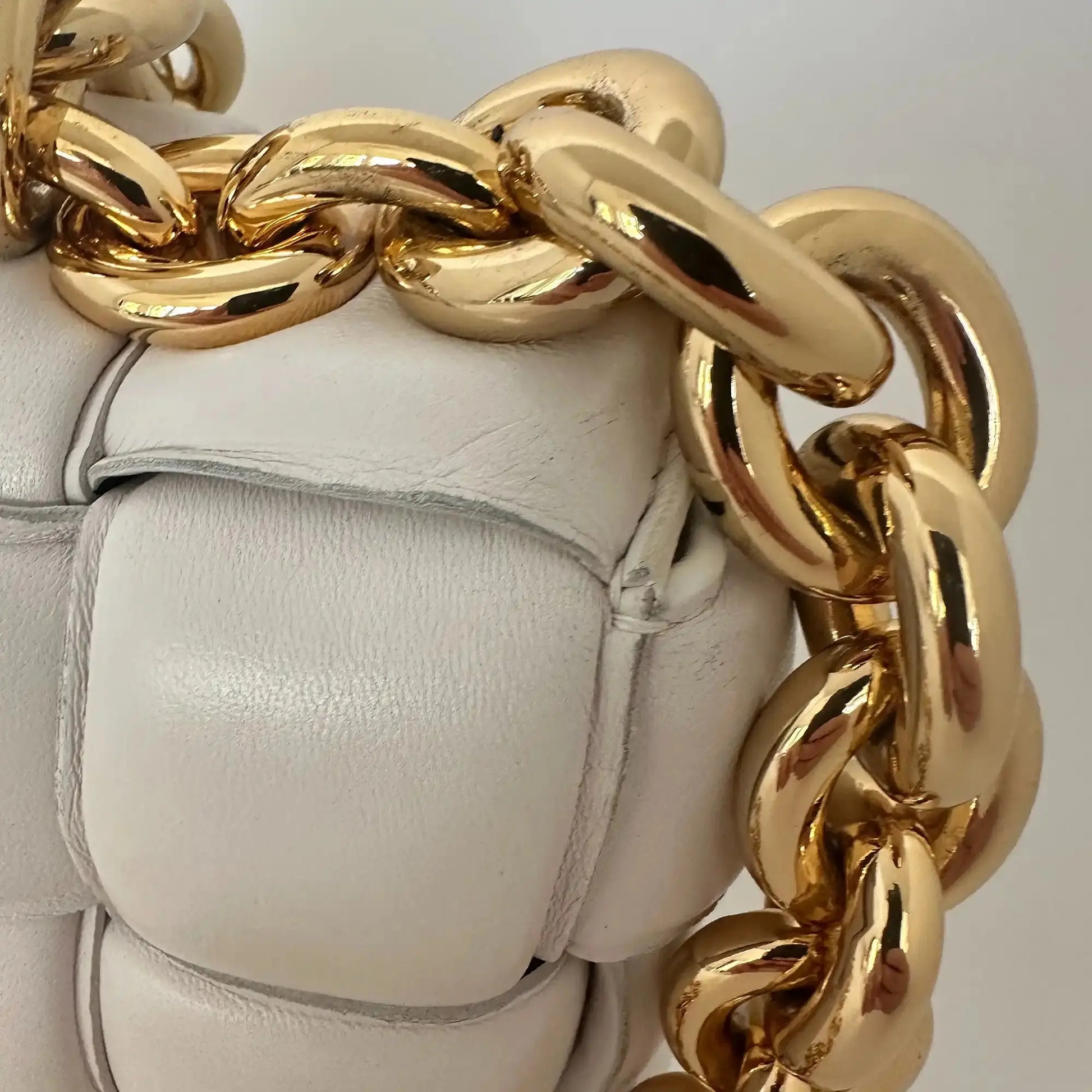 Bottega Veneta Padded Chain Cassette Crossbody Bag Off-White / sehr gut Bottega Veneta