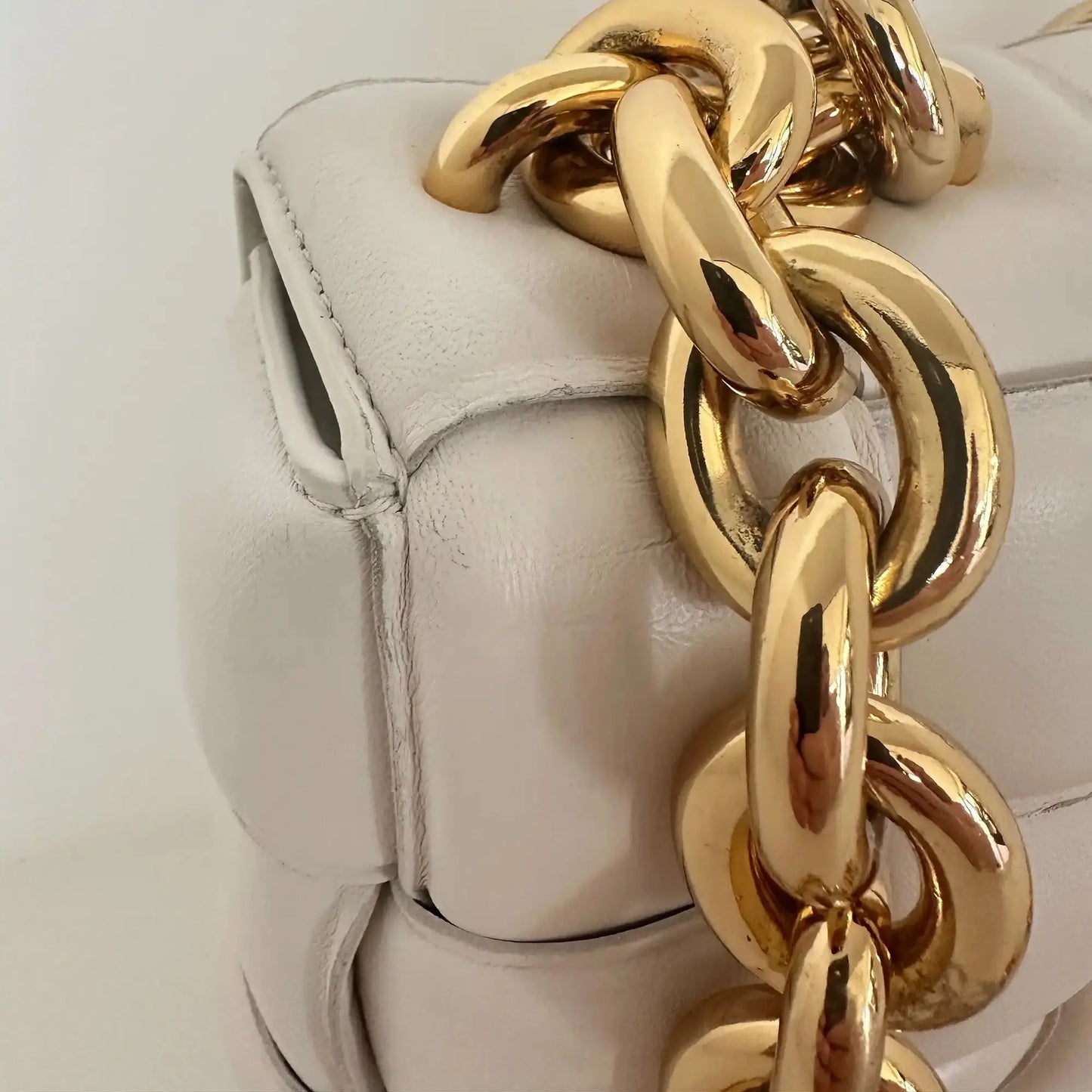 Bottega Veneta Padded Chain Cassette Crossbody Bag Off-White / sehr gut Bottega Veneta