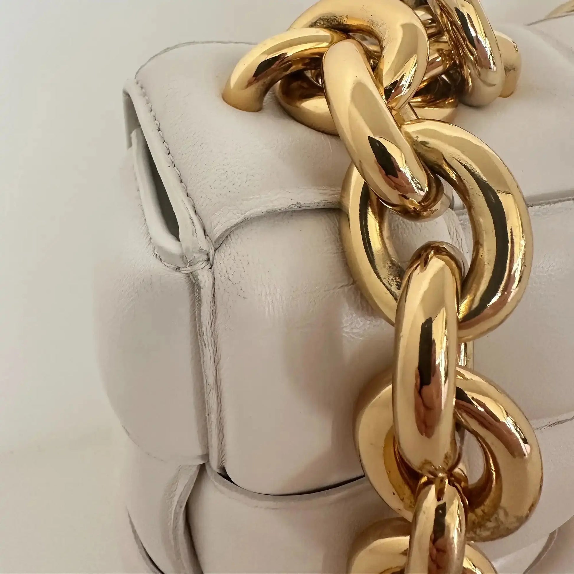 Bottega Veneta Padded Chain Cassette Crossbody Bag Off-White / sehr gut Bottega Veneta