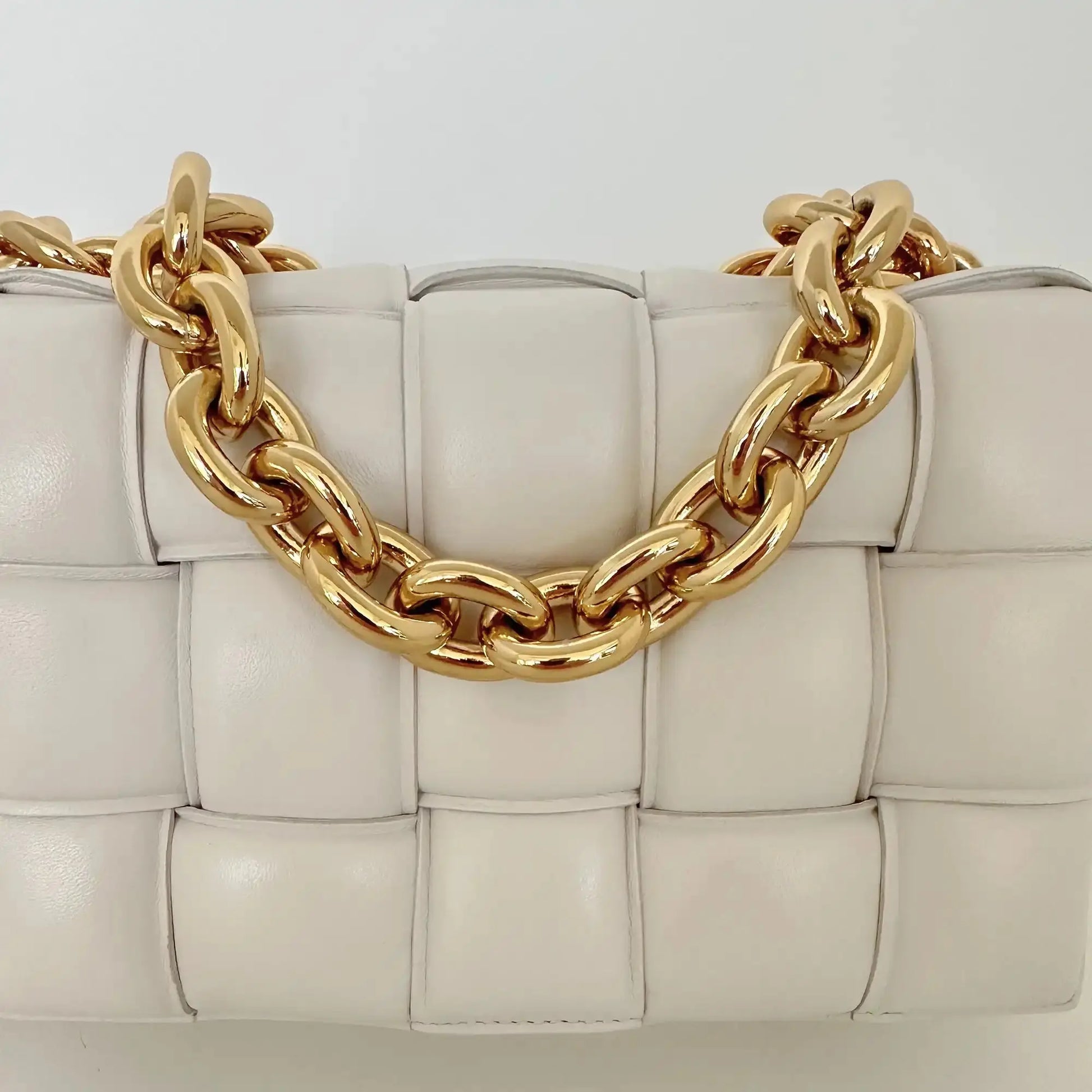 Bottega Veneta Padded Chain Cassette Crossbody Bag Off-White / sehr gut Bottega Veneta