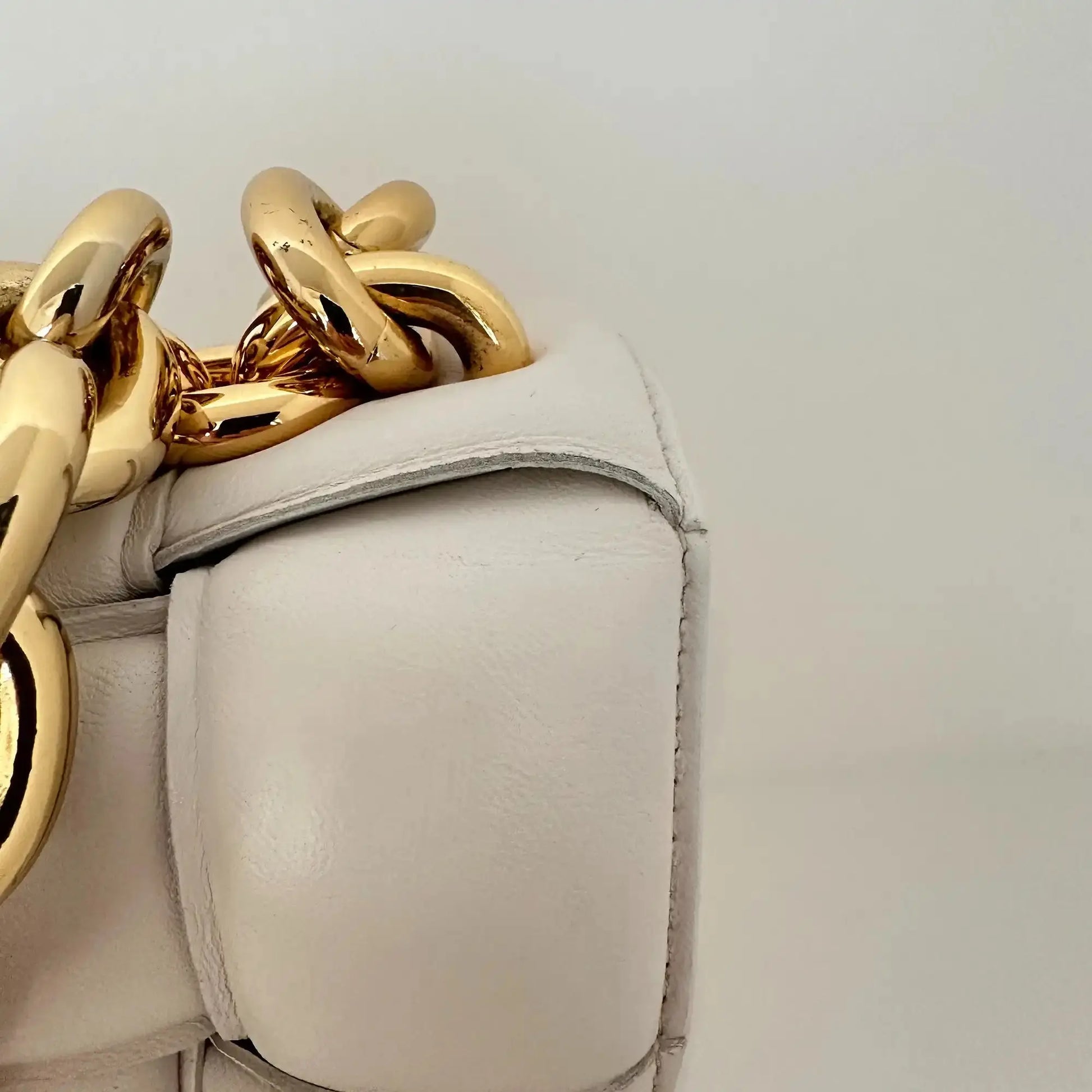 Bottega Veneta Padded Chain Cassette Crossbody Bag Off-White / sehr gut Bottega Veneta