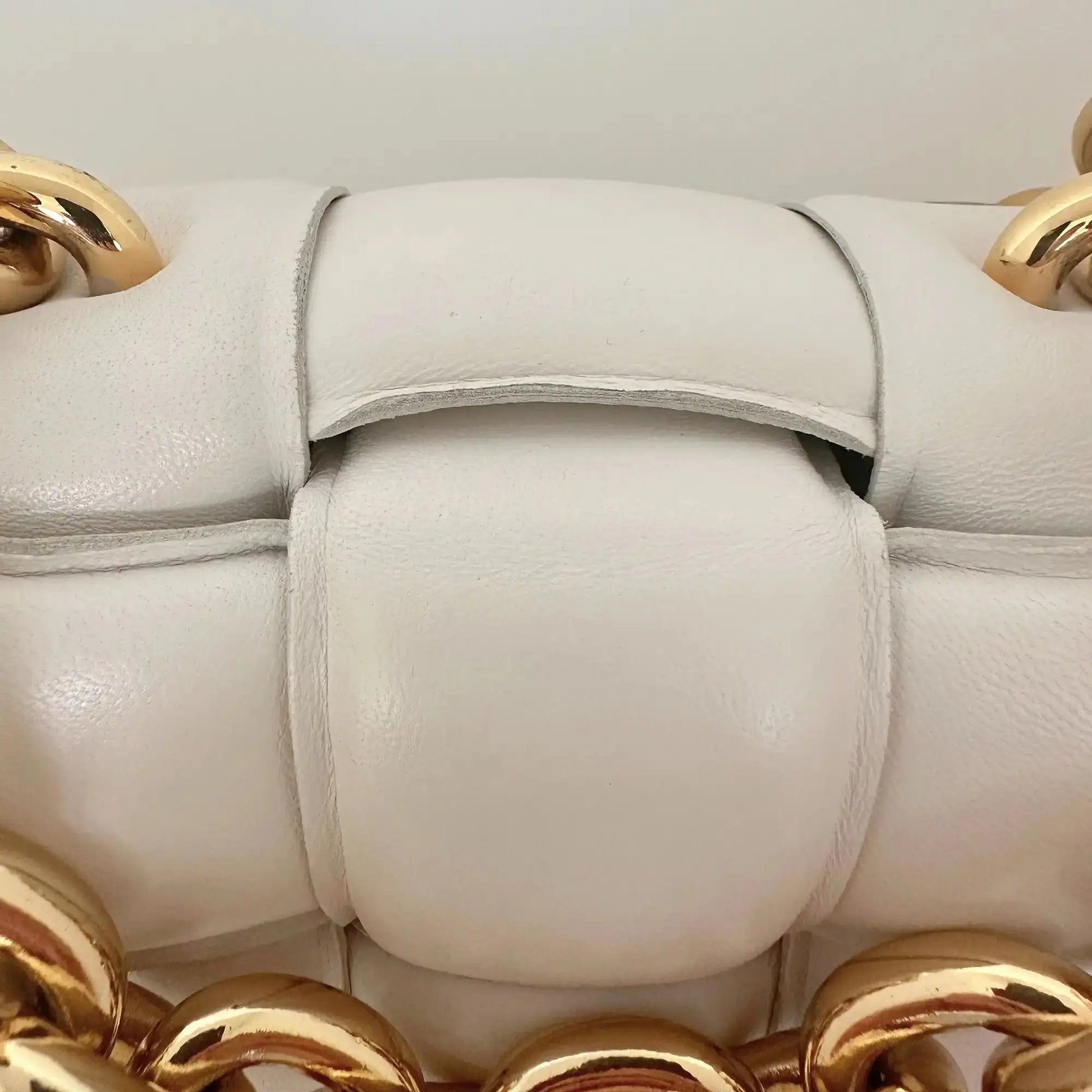 Bottega Veneta Padded Chain Cassette Crossbody Bag Off-White / sehr gut Bottega Veneta