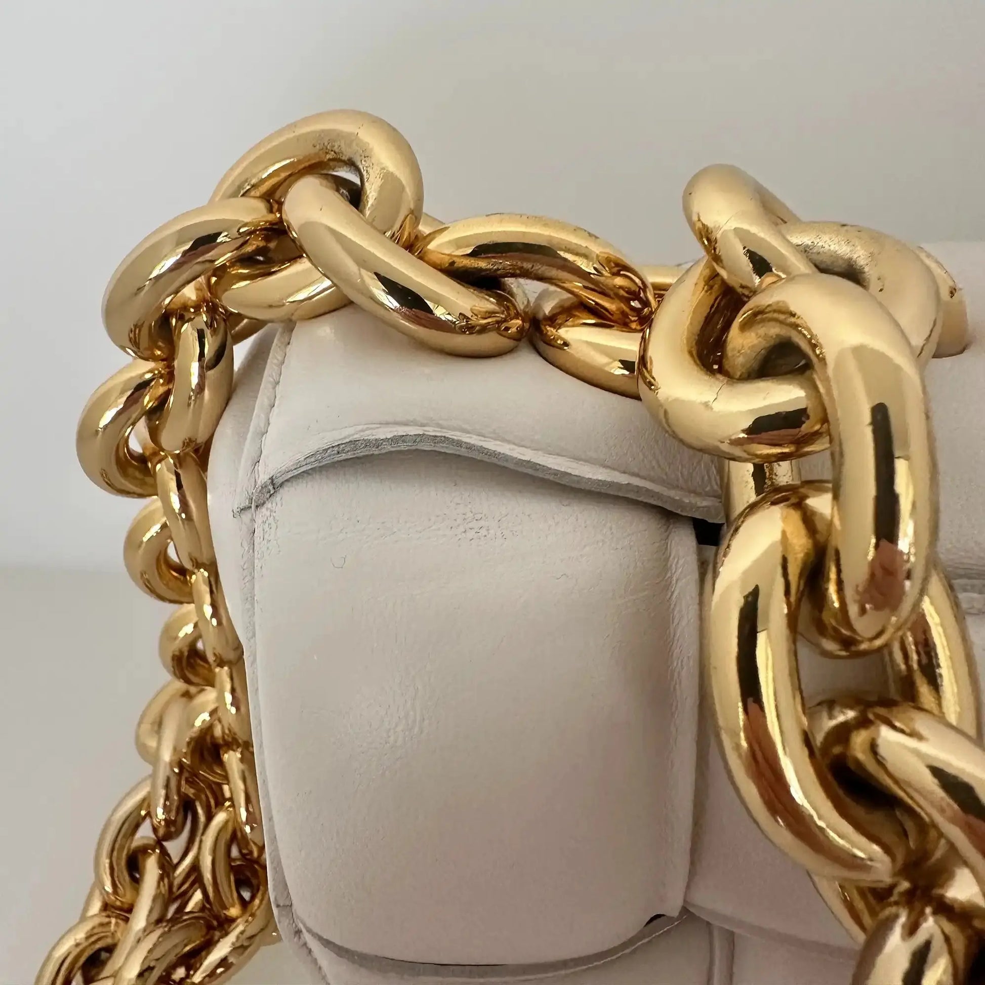 Bottega Veneta Padded Chain Cassette Crossbody Bag Off-White / sehr gut Bottega Veneta