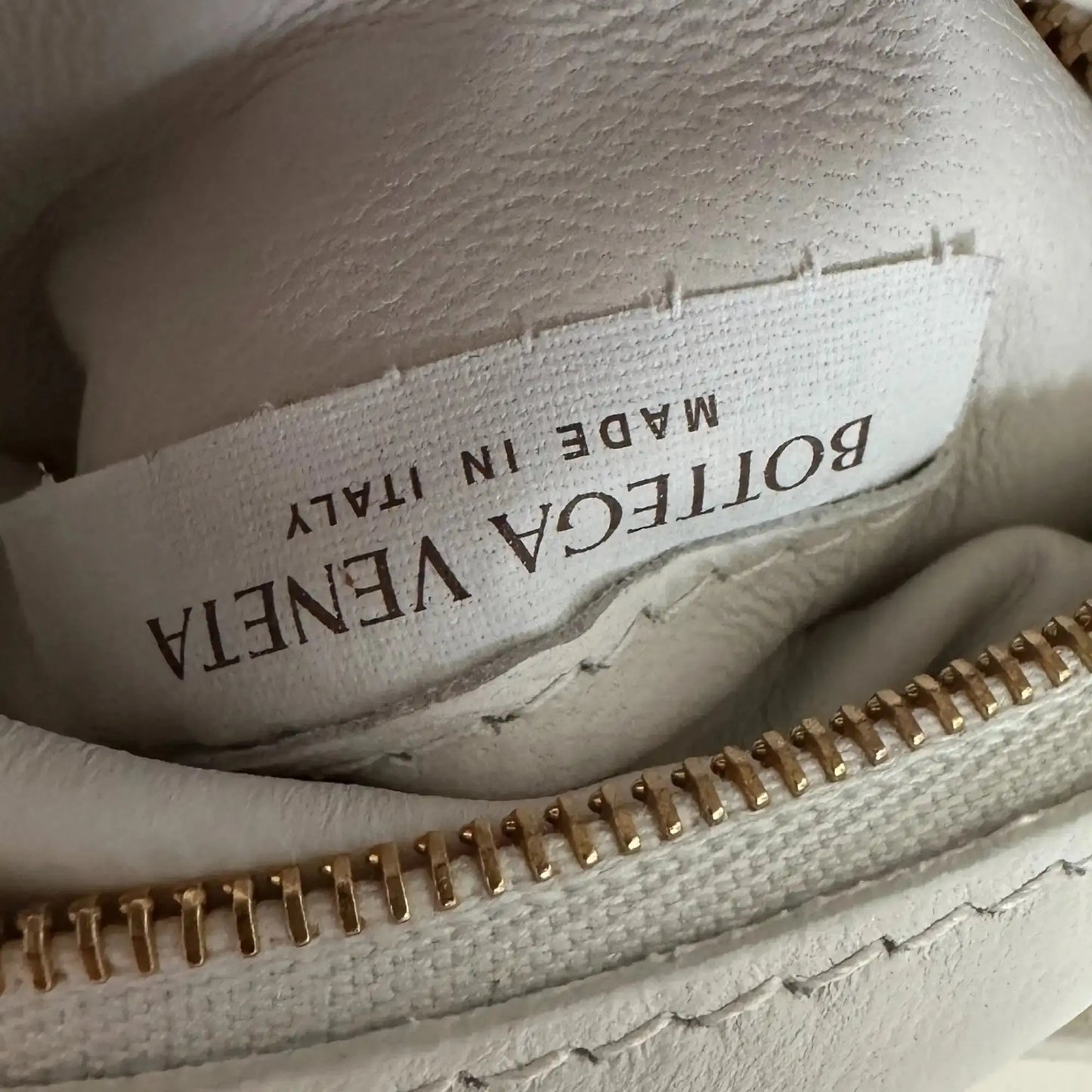 Bottega Veneta Padded Chain Cassette Crossbody Bag Off-White / sehr gut Bottega Veneta
