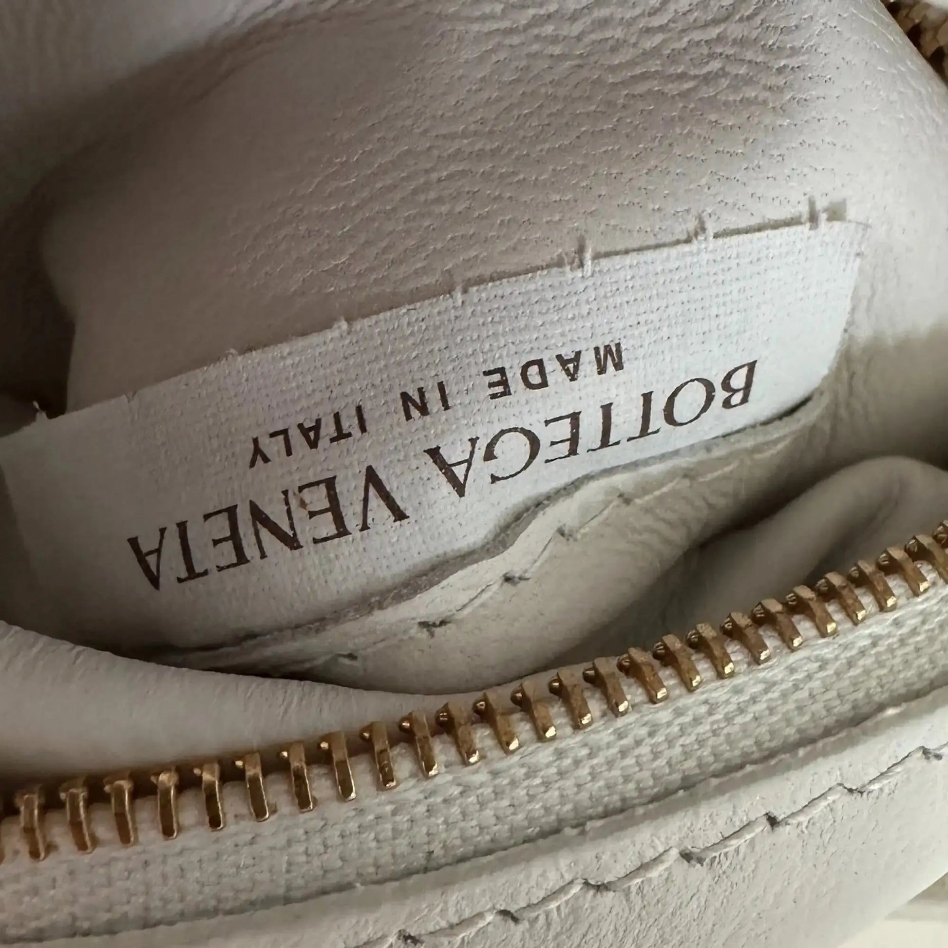 Bottega Veneta Padded Chain Cassette Crossbody Bag Off-White / sehr gut Bottega Veneta