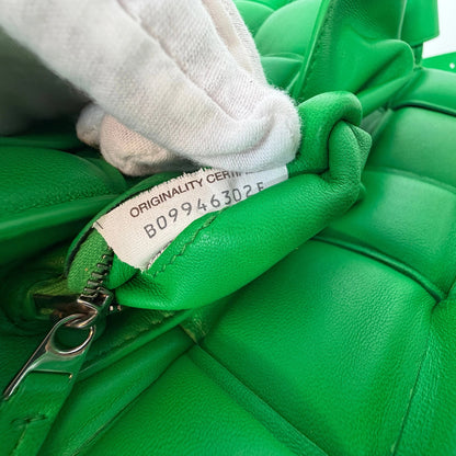 Bottega Veneta Padded Cassette Intrecciato grün / sehr gut Bottega Veneta