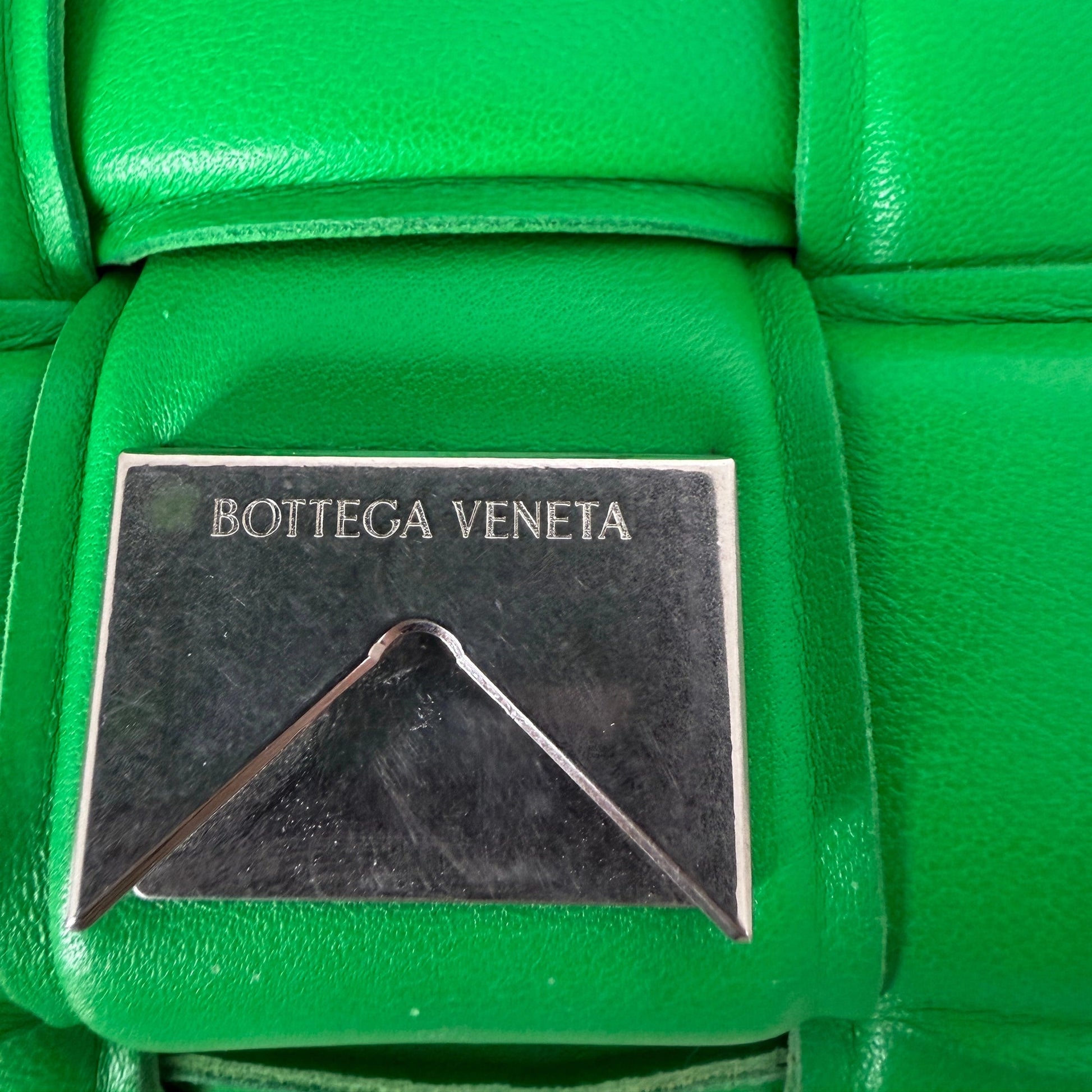 Bottega Veneta Padded Cassette Intrecciato grün / sehr gut Bottega Veneta